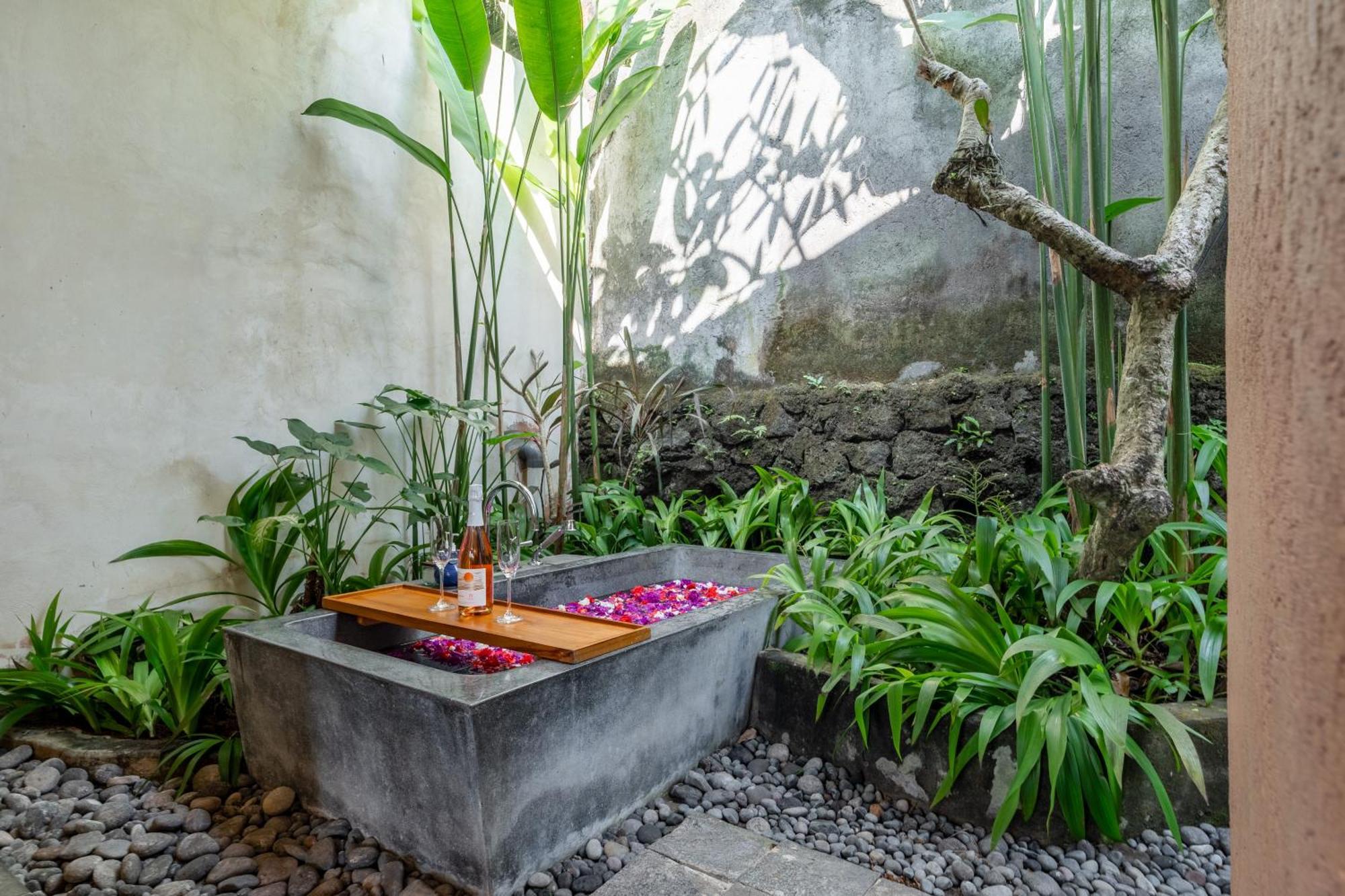 Romance Royal Pool Villa One Time Floating