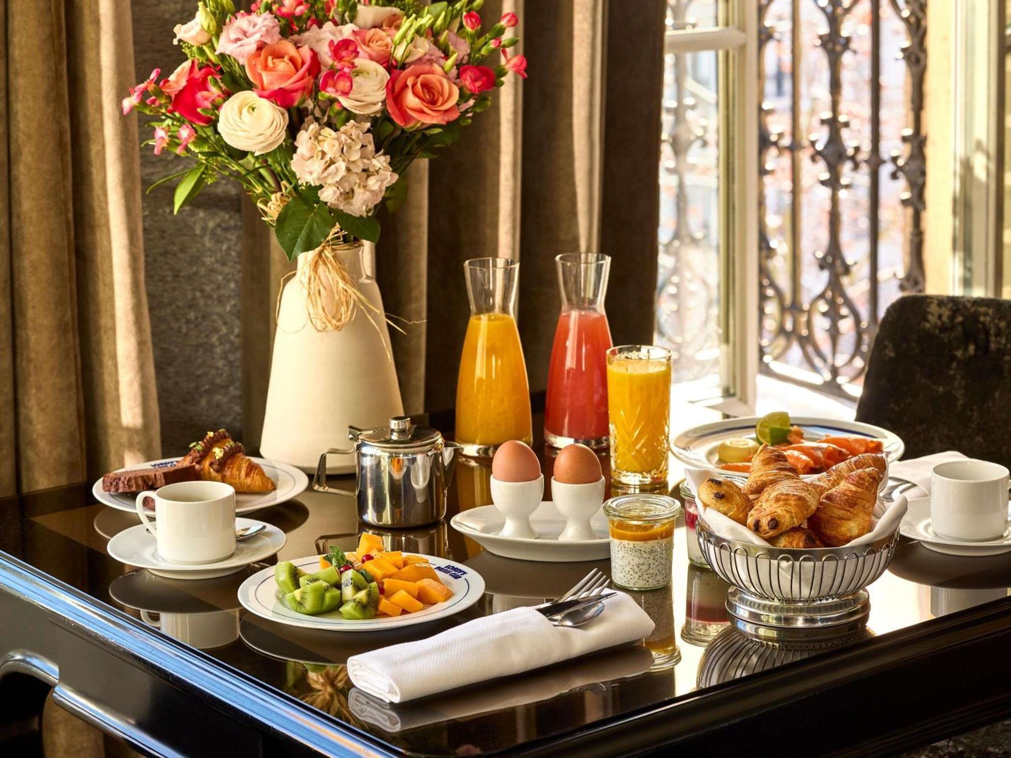 Luxury Junior King Suite Balcony Eiffel Tower View