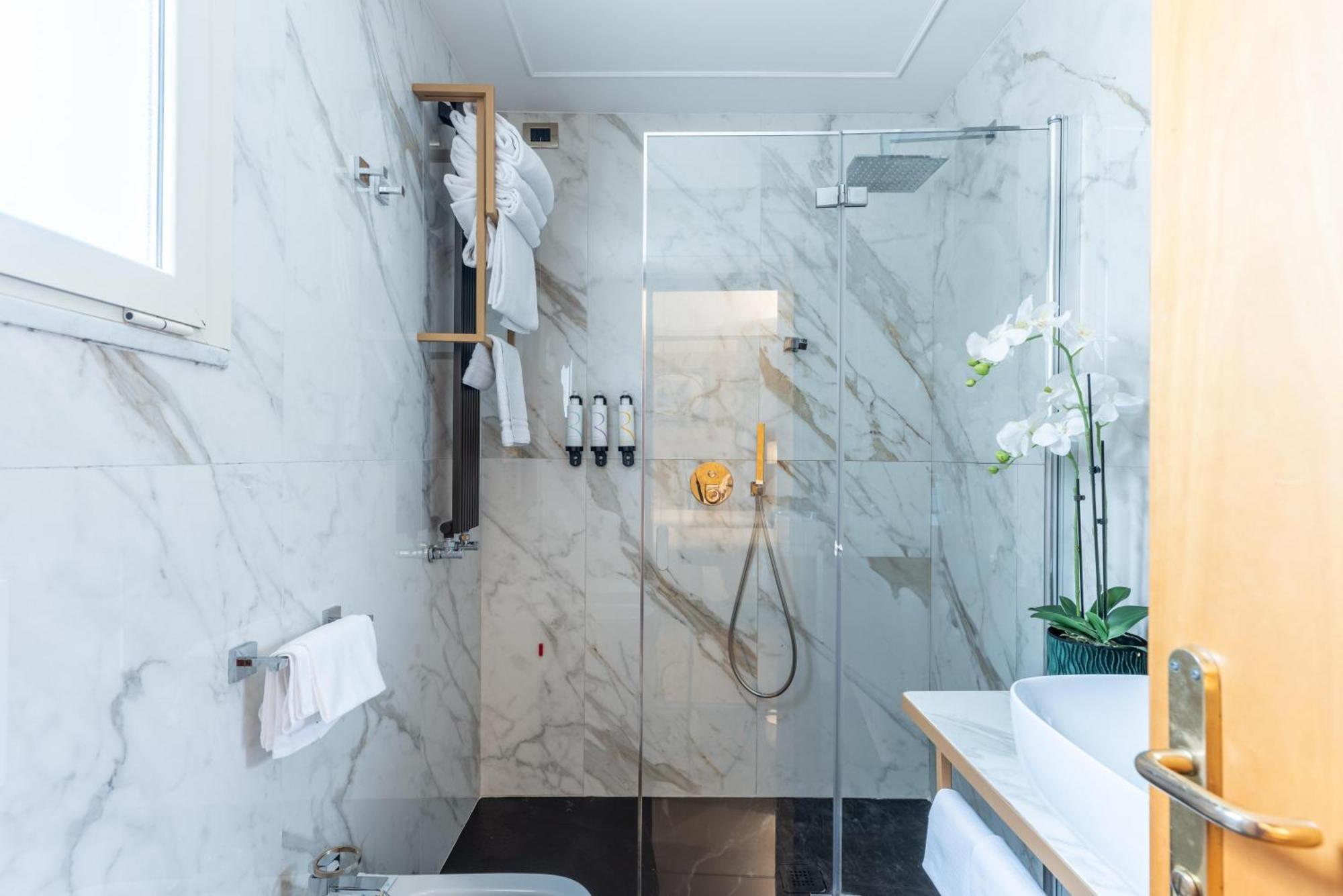 Family Room with One King Bed and Two Single Beds - Non-Smoking,1742586994:JPEG