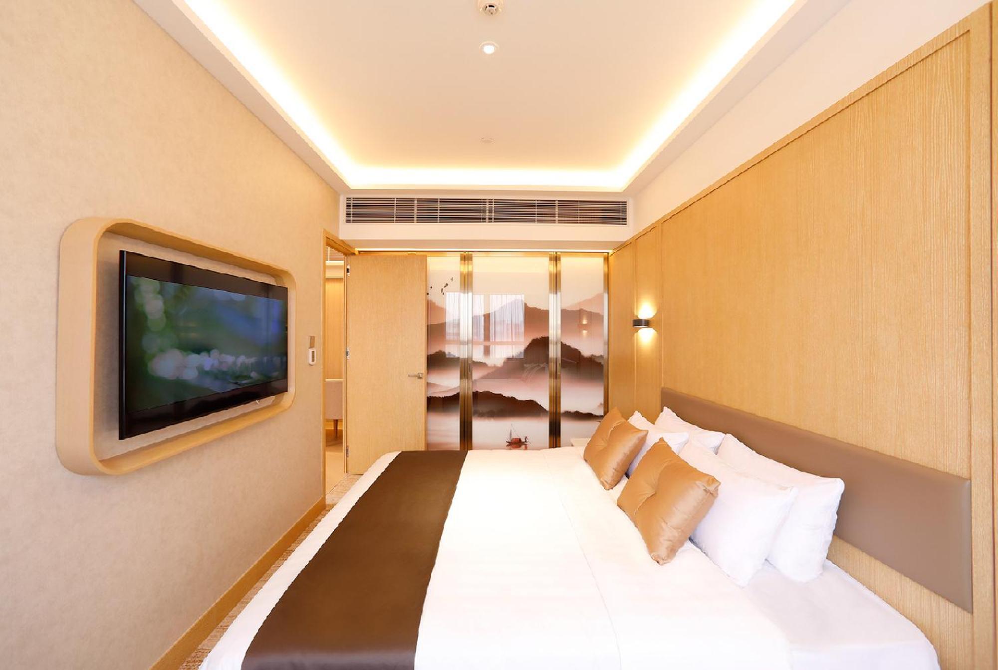 Club Floor Commissioner Suite
