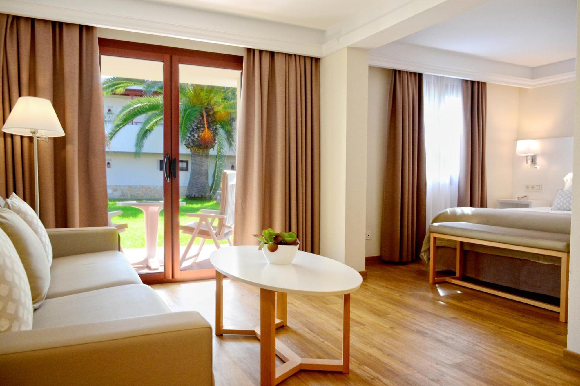 Junior Suite Pool View Single Parent