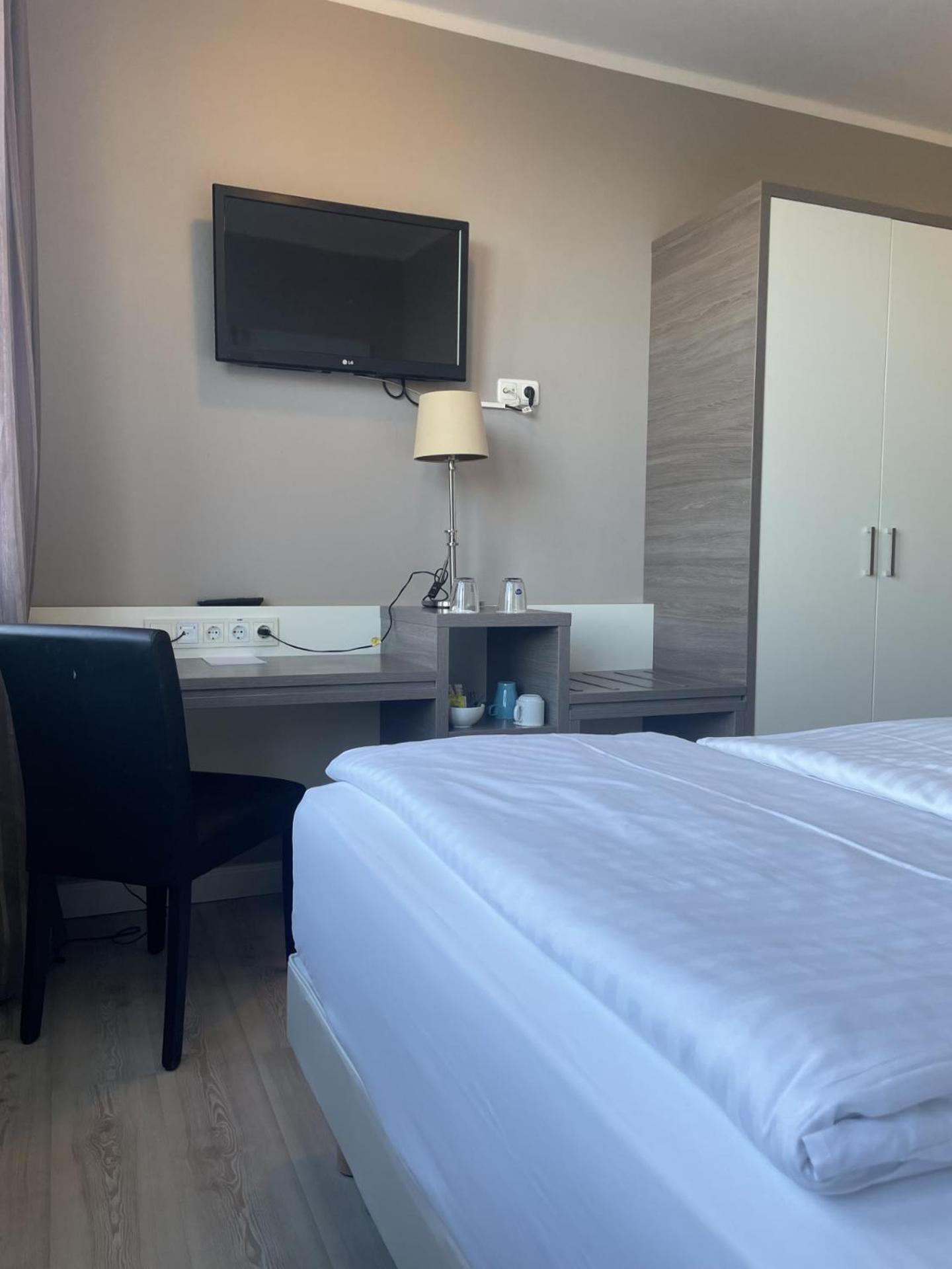 Standard Queen Room