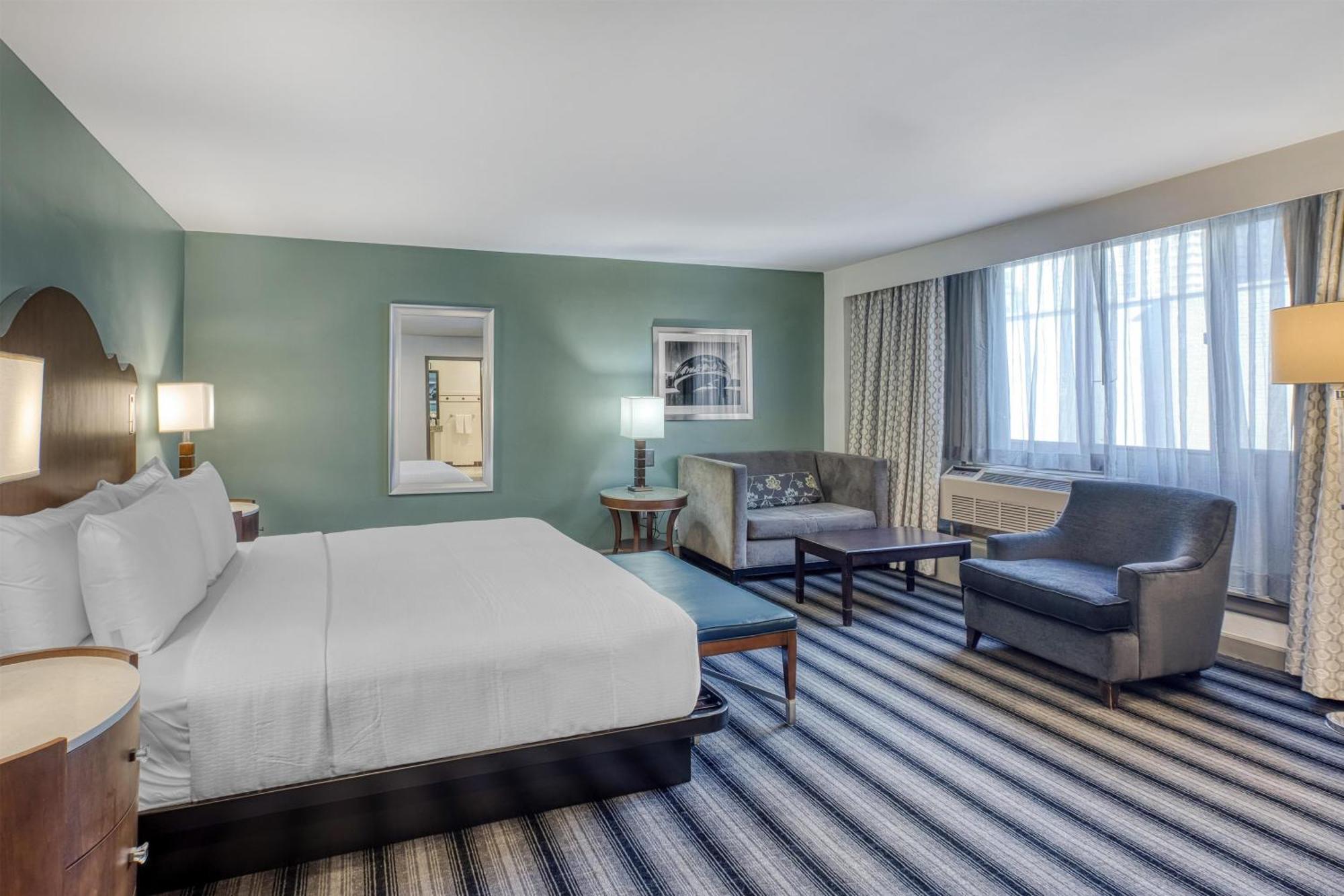 Suite med king-size-seng og badekar - Tilrettelagt for funksjonshemmede