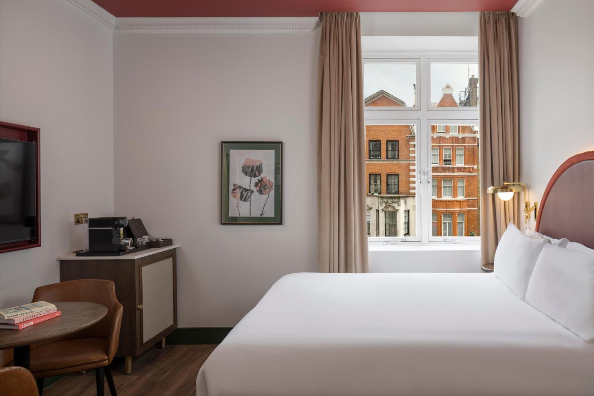 Premium Queen Room Street View