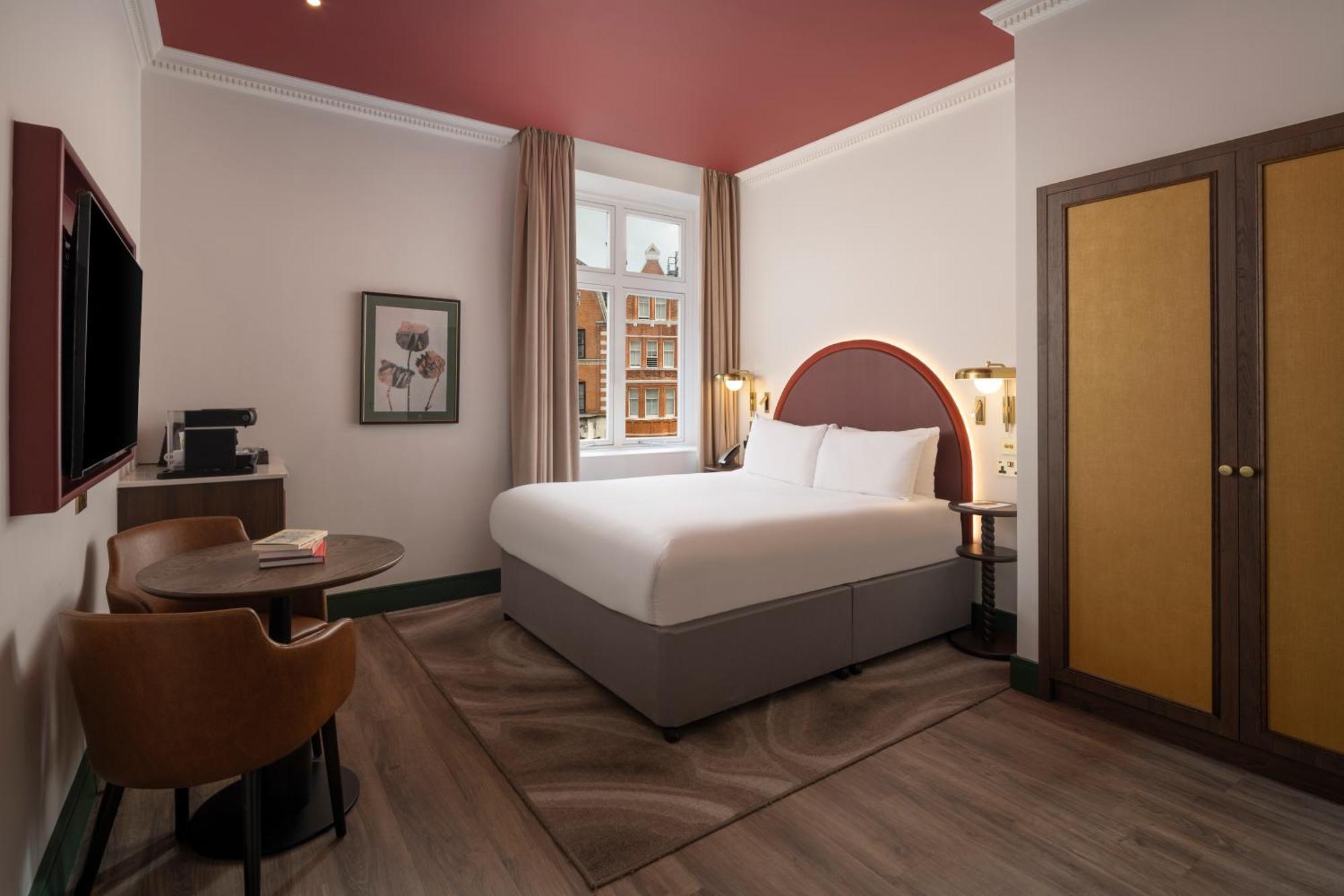 Premium Queen Room Street View