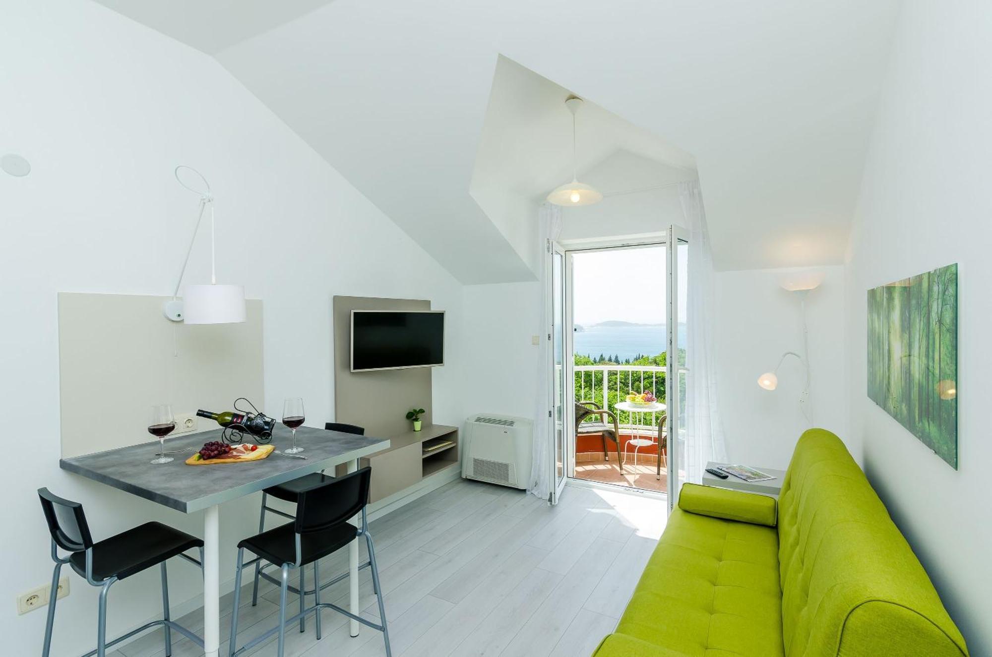 Comfort One Bedroom Apartment Balcony Sea View