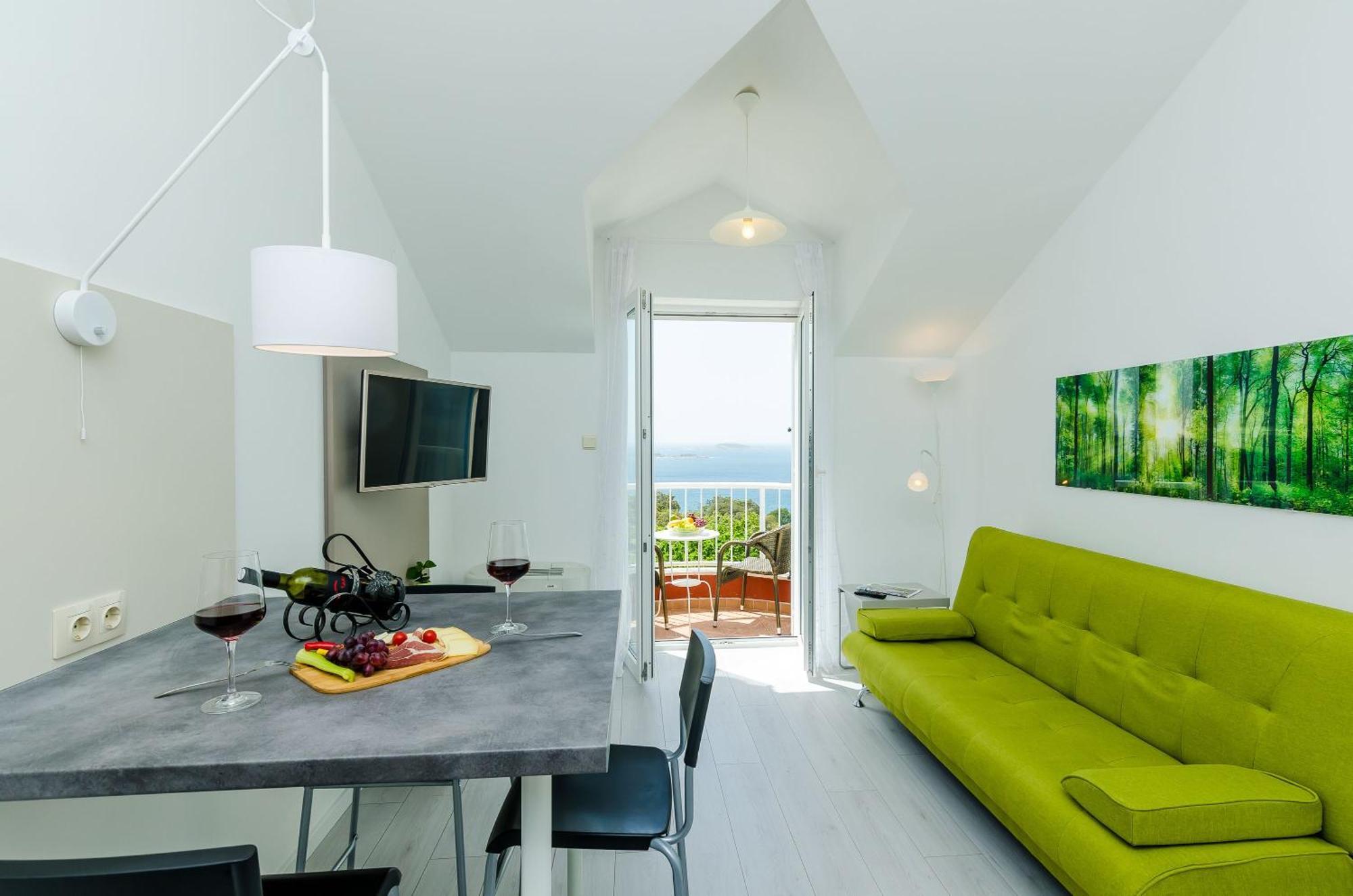 Comfort One Bedroom Apartment Balcony Sea View