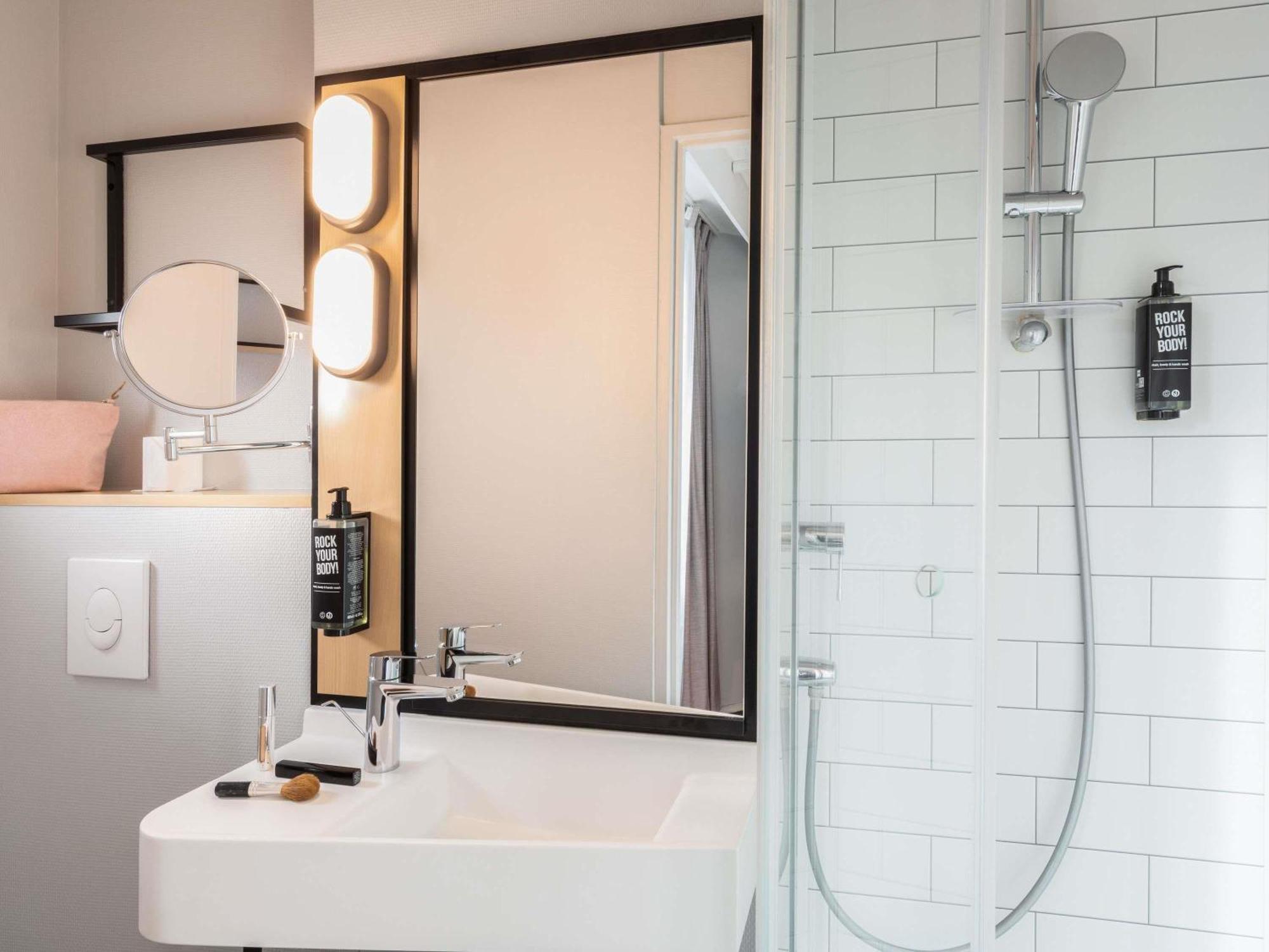 Comfort Room with Eiffel Tower View,1742825993:JPEG