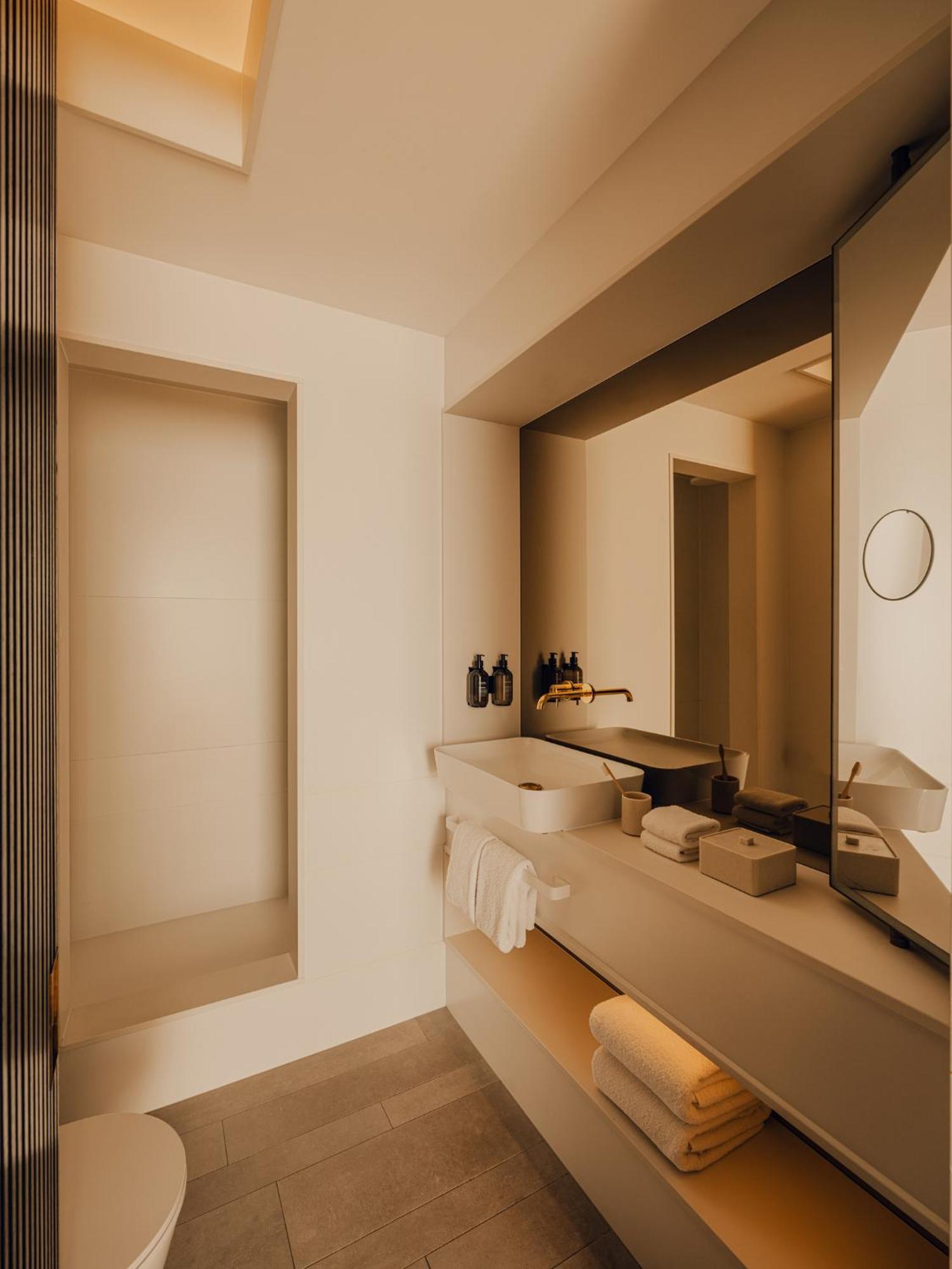 East End Balcony Suite,1743060896:JPEG