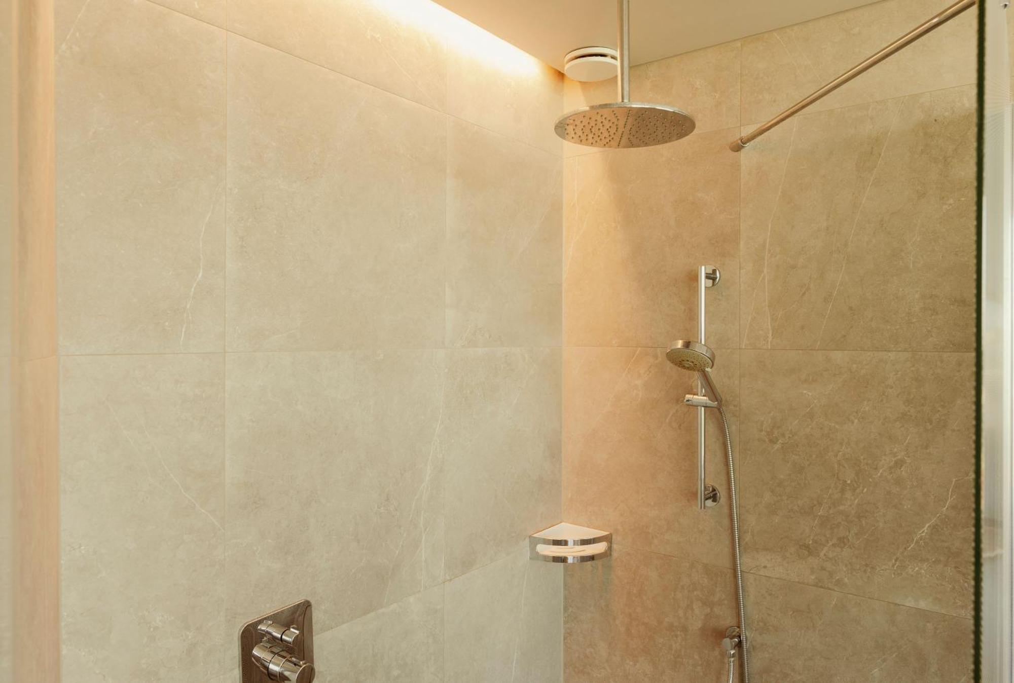 Superior King City view Bath tub