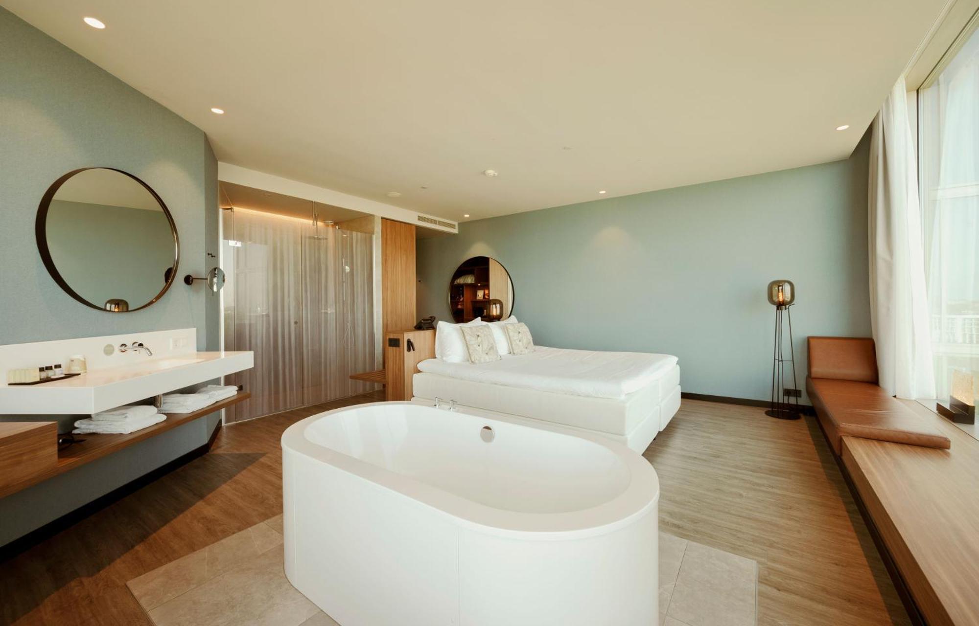 Superior King City view Bath tub