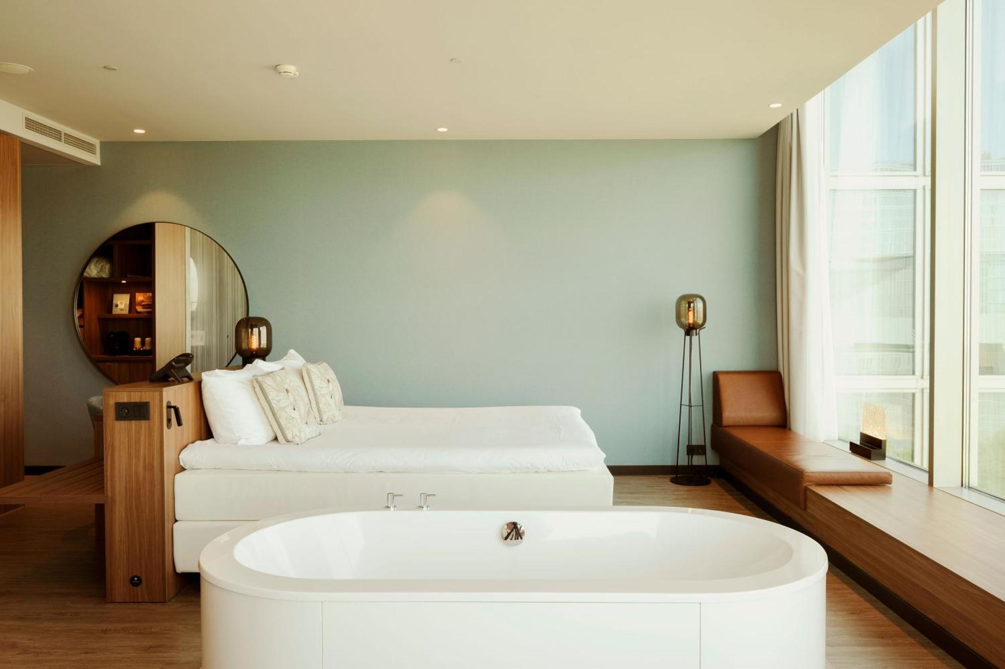Superior King City view Bath tub