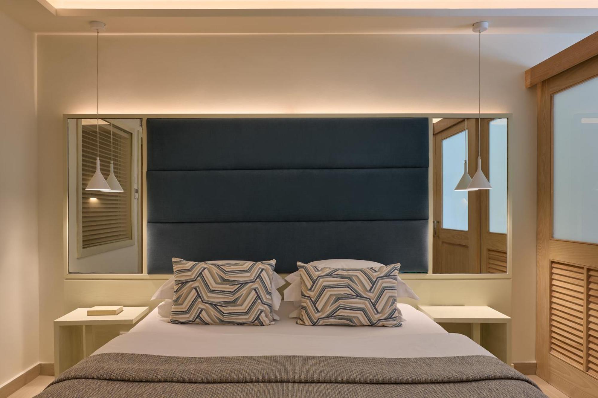 Premium Family Room Sliding Door Swim Up Inland View