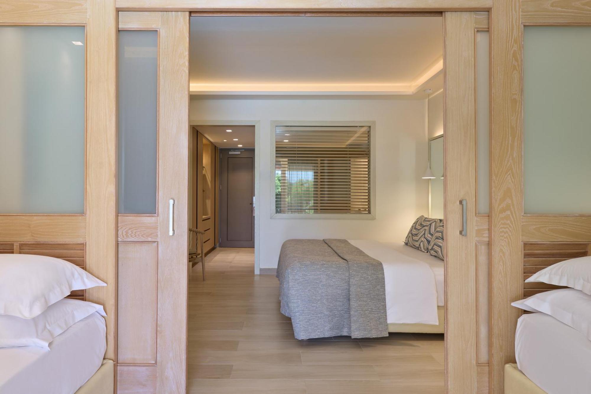 Premium Family Room Sliding Door Swim Up Inland View