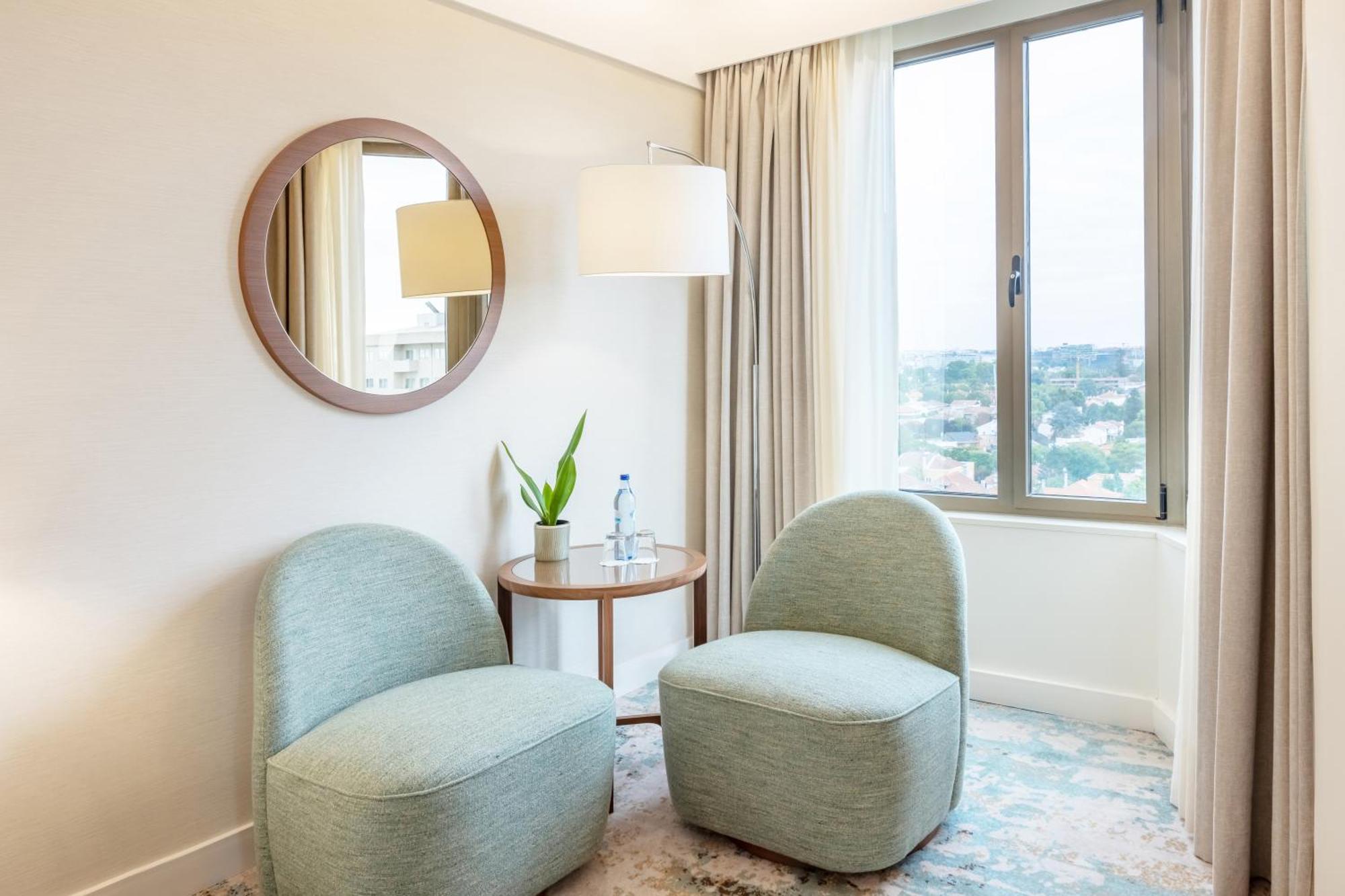 Junior Queen Suite Corner Room High Floor