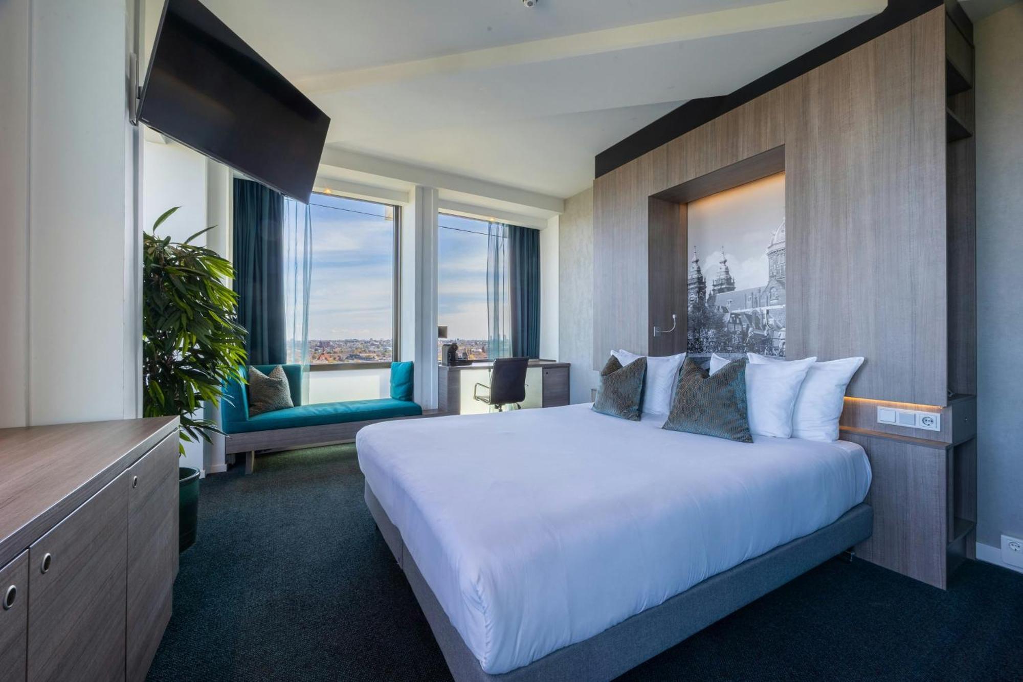 Deluxe Room 1 Queen Bed Corner View