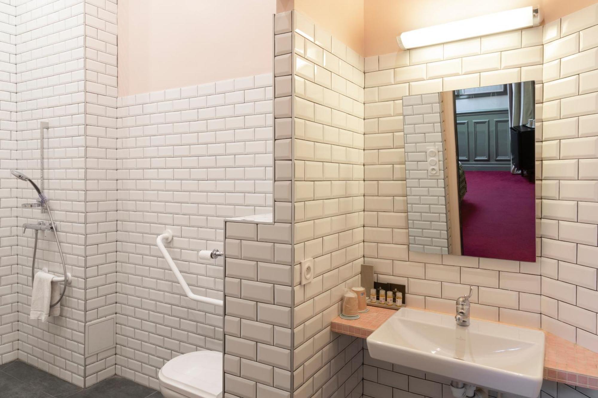 Double Room Disability Access Ground floor Street Side