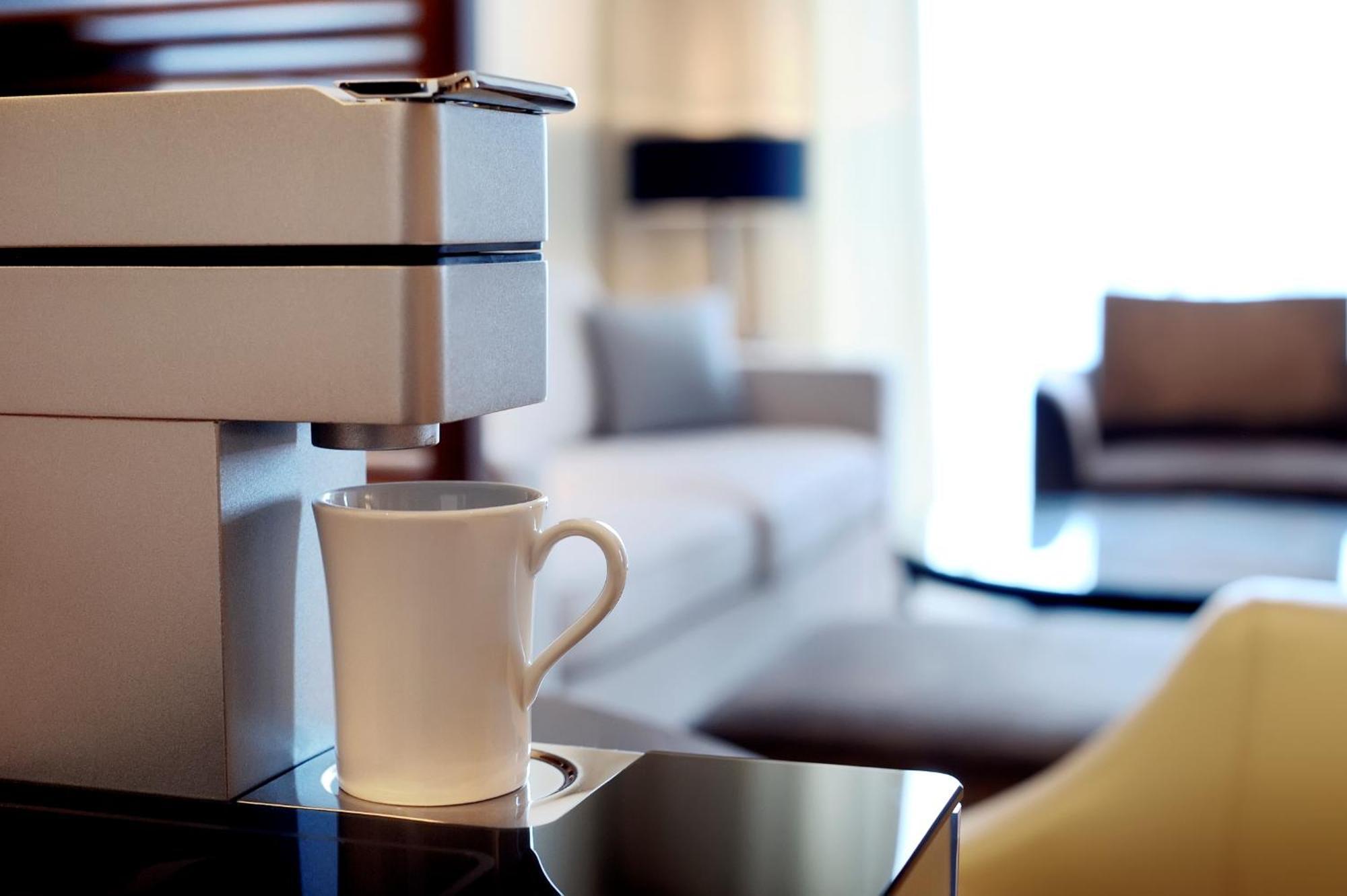 Deluxe King Suite Corner Room