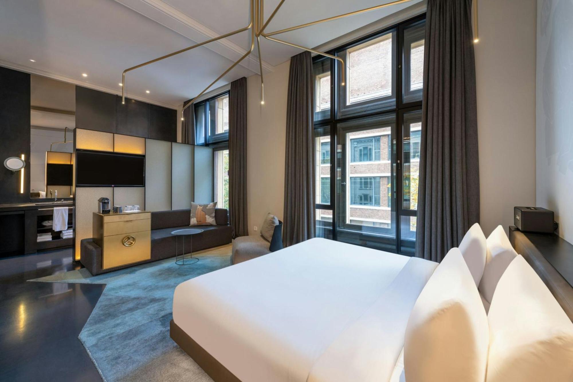 Superior Suite Bank Suite 1 King