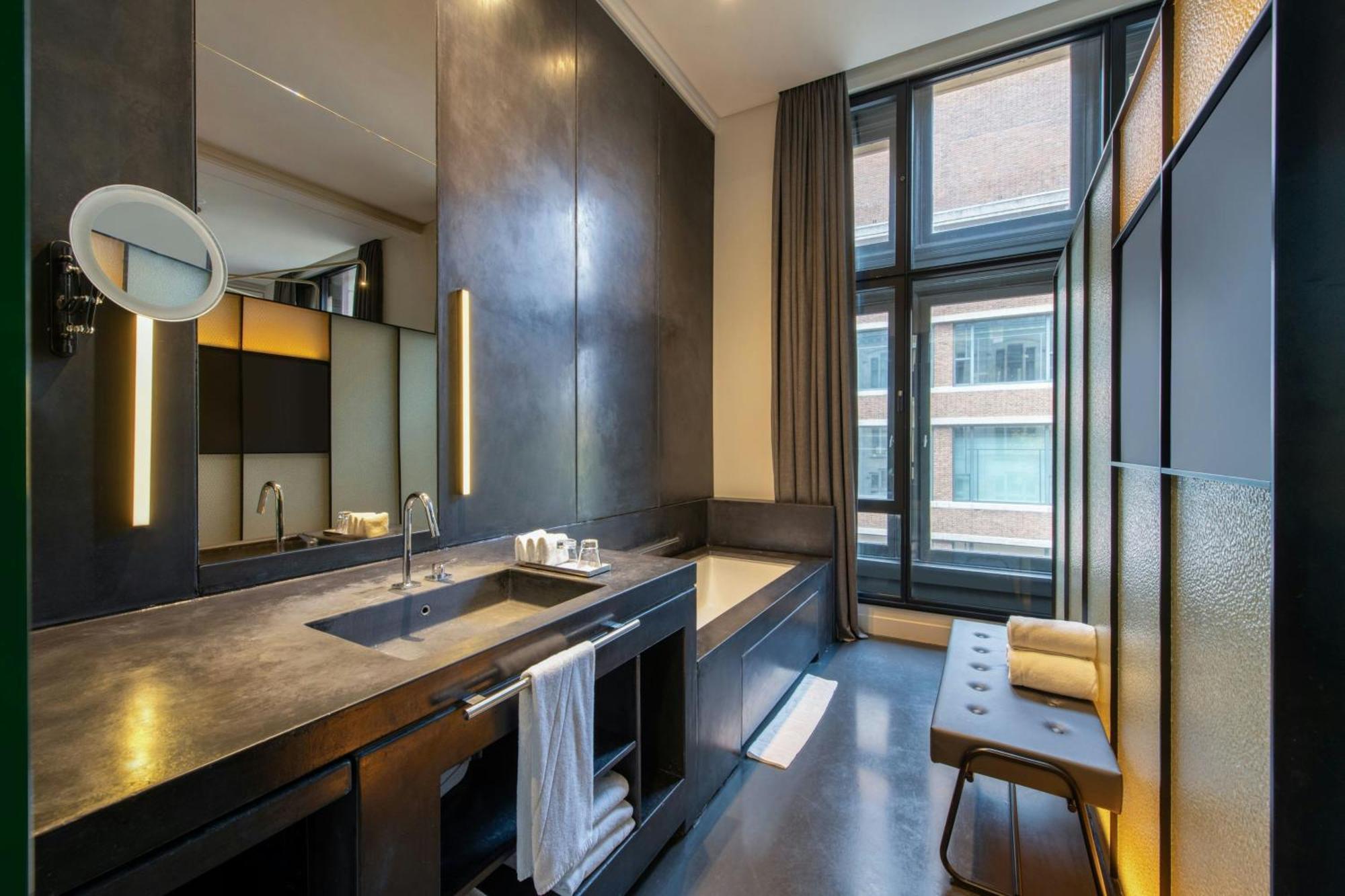 Superior Suite Bank Suite 1 King