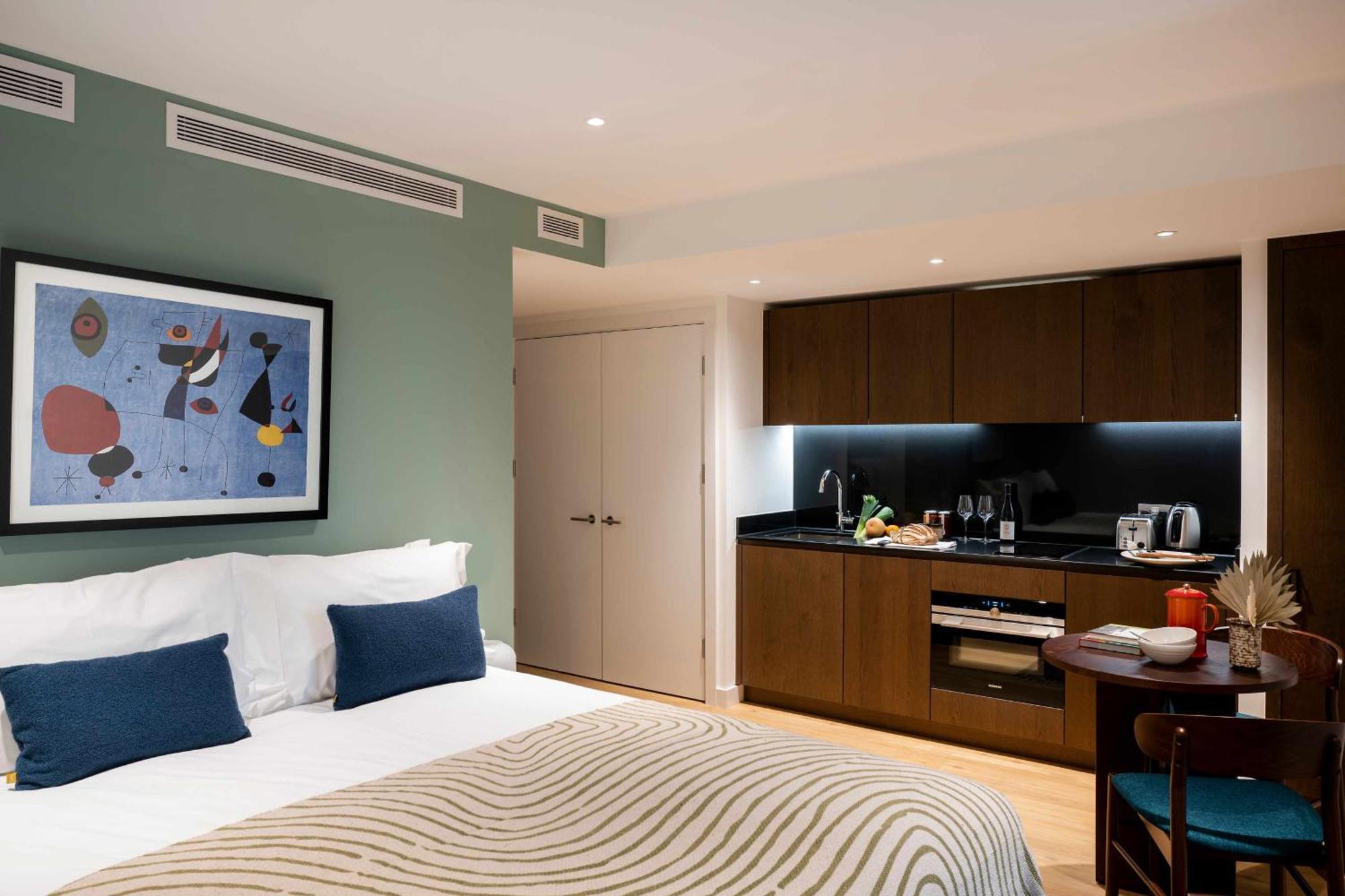 Standard Studio,1756808385:JPEG