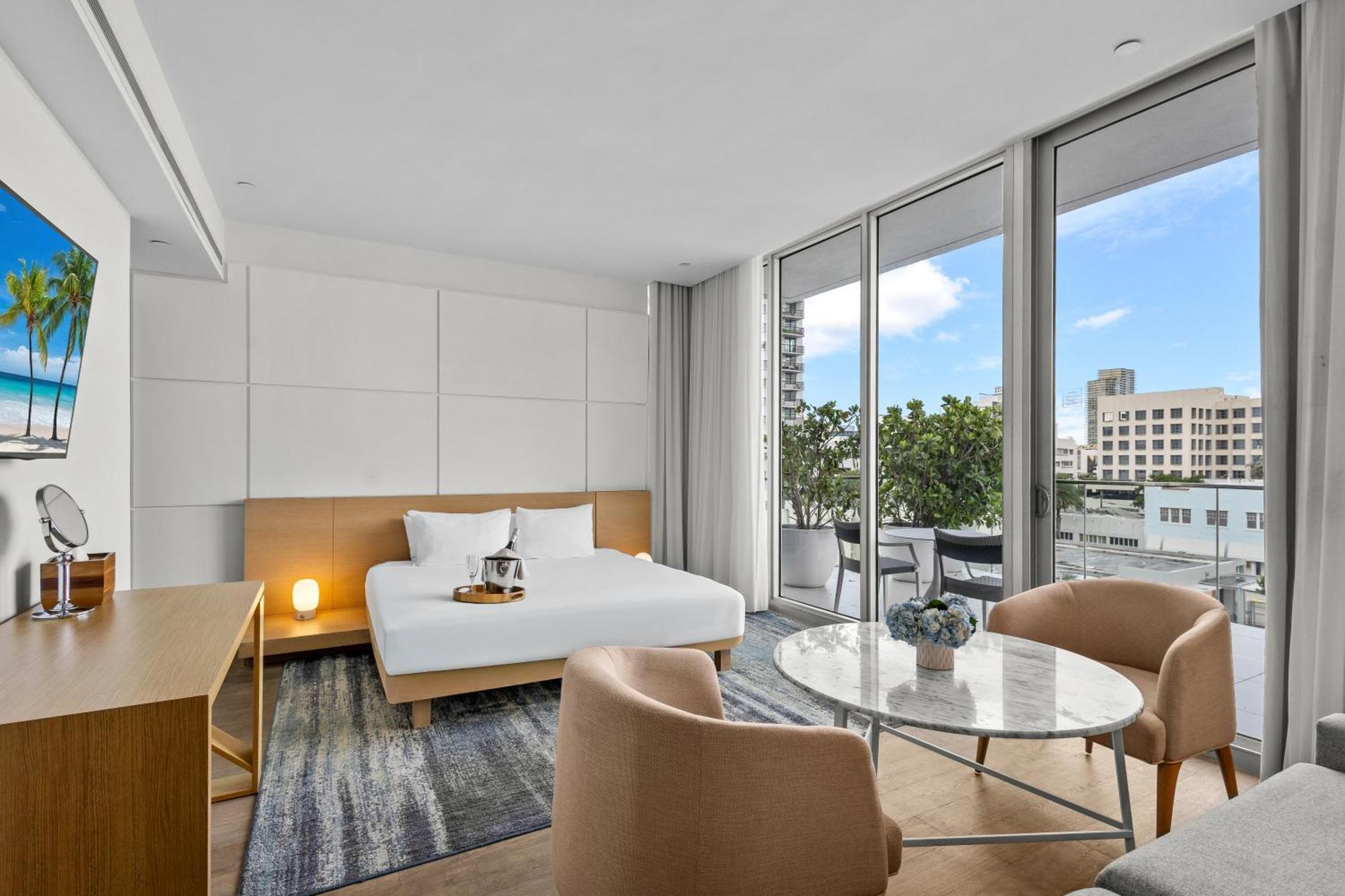 Suite med king-size-seng og terrasse