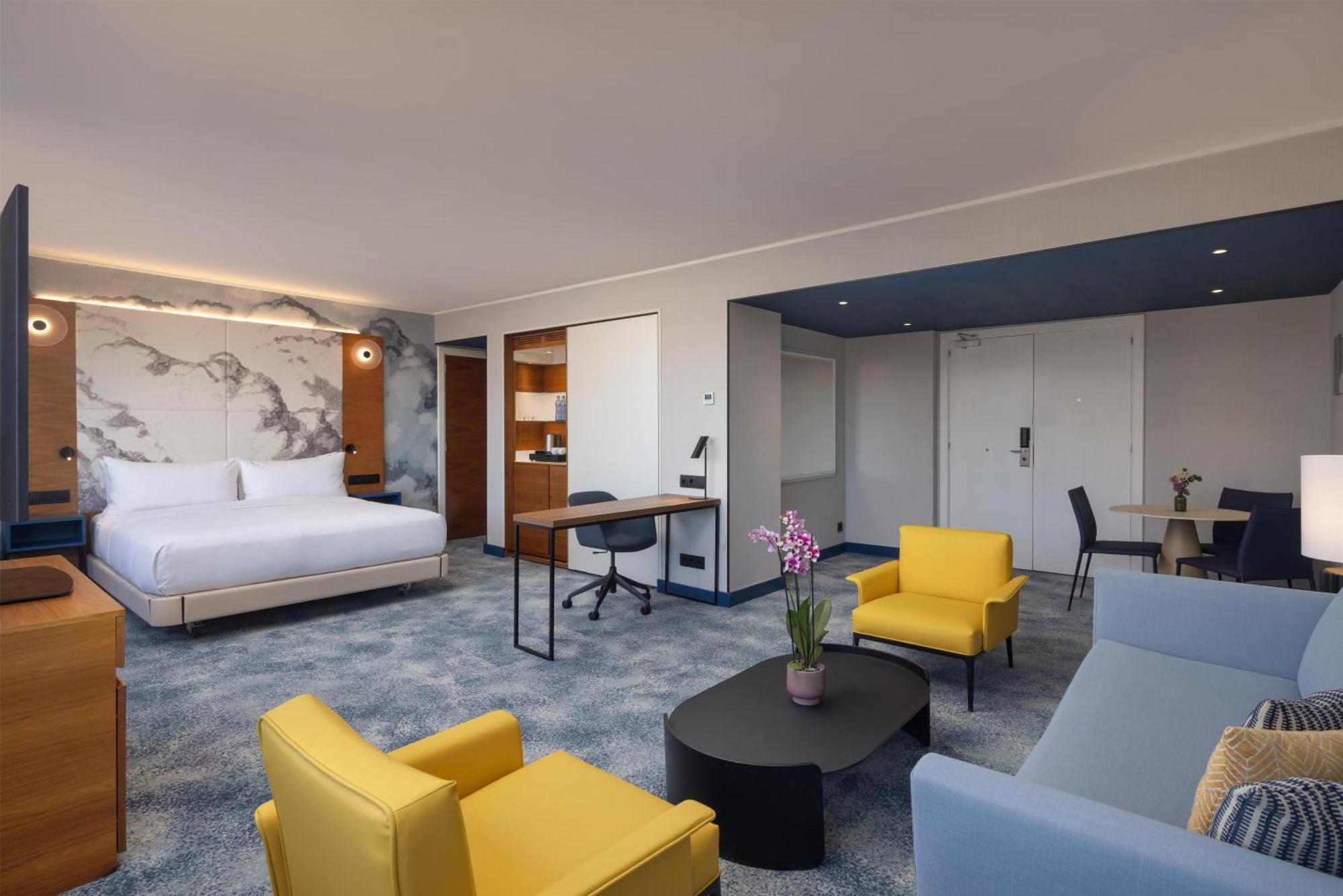 Master King Suite Lounge Access