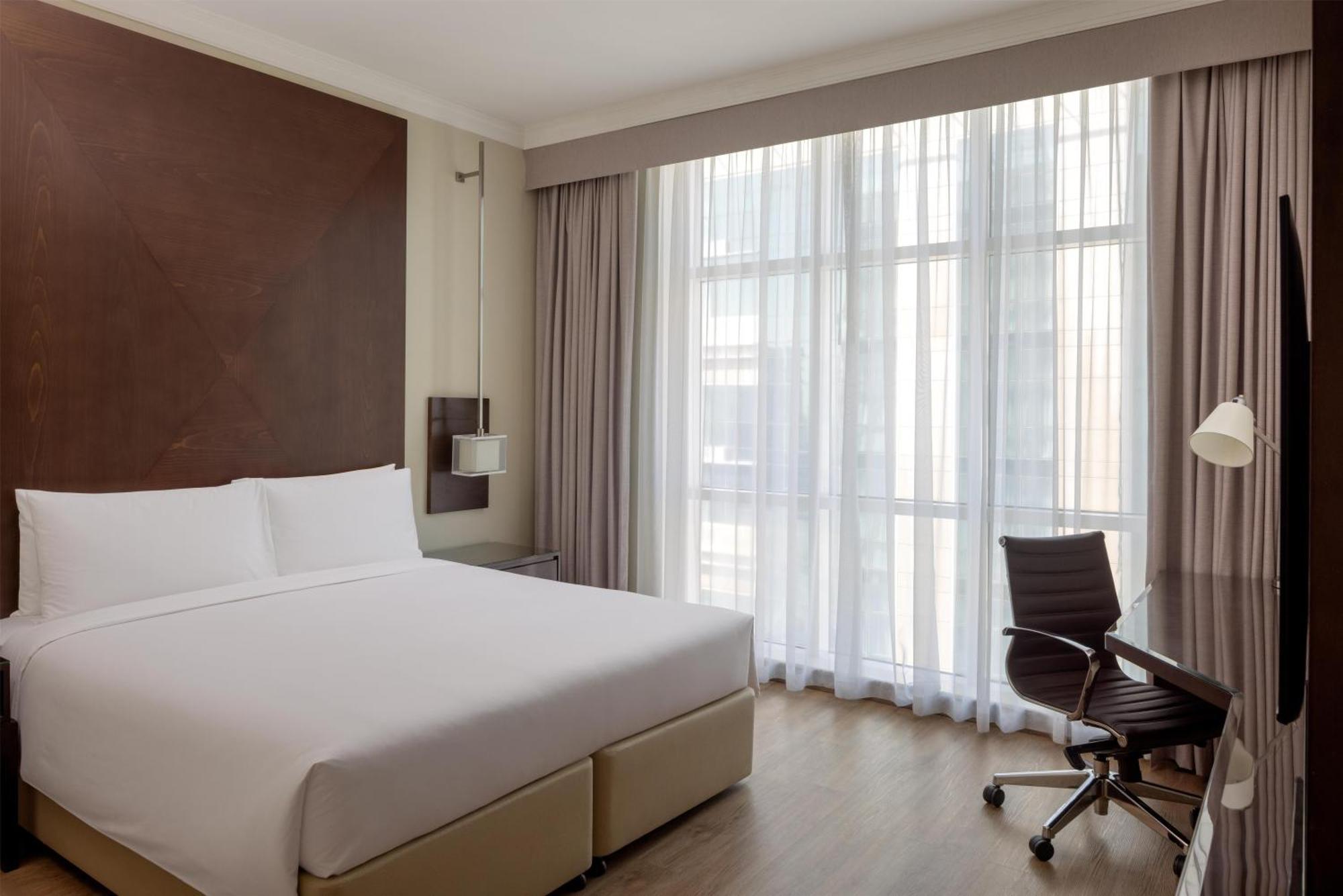 One Bedroom Suite Lounge Access