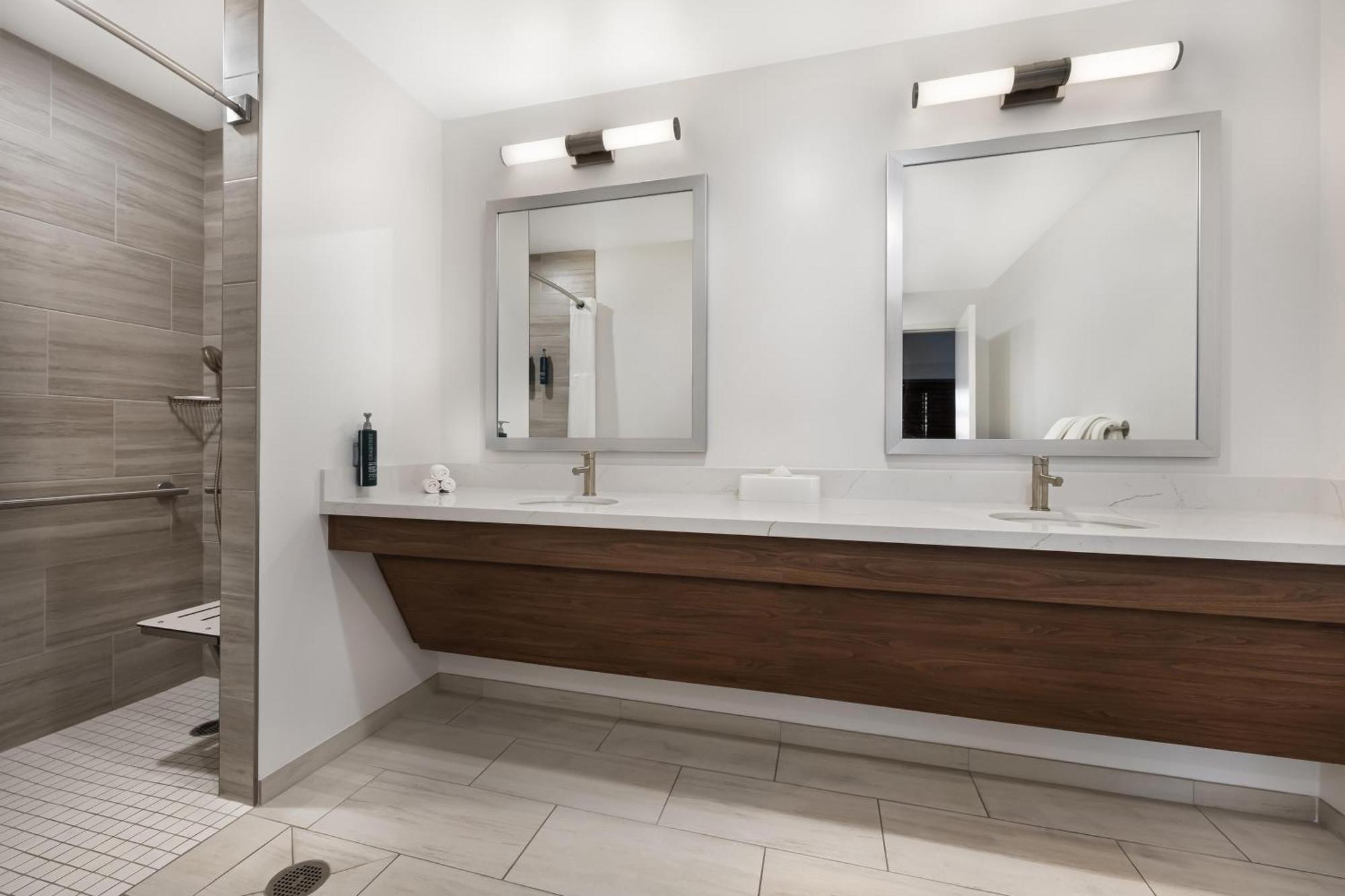 2 BEDROOM 2 KINGS DELUXE SUITE ROLL SHOWER