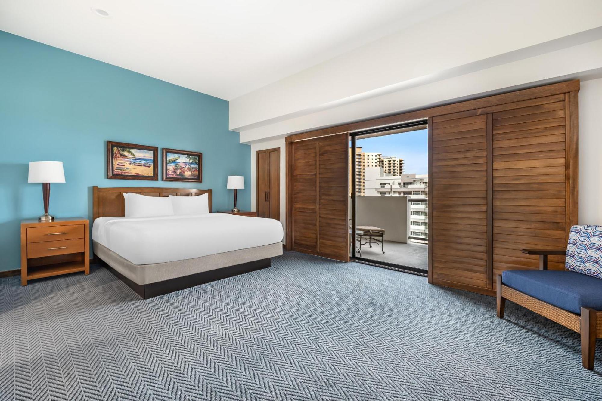 2 BEDROOM 2 KINGS DELUXE SUITE ROLL SHOWER
