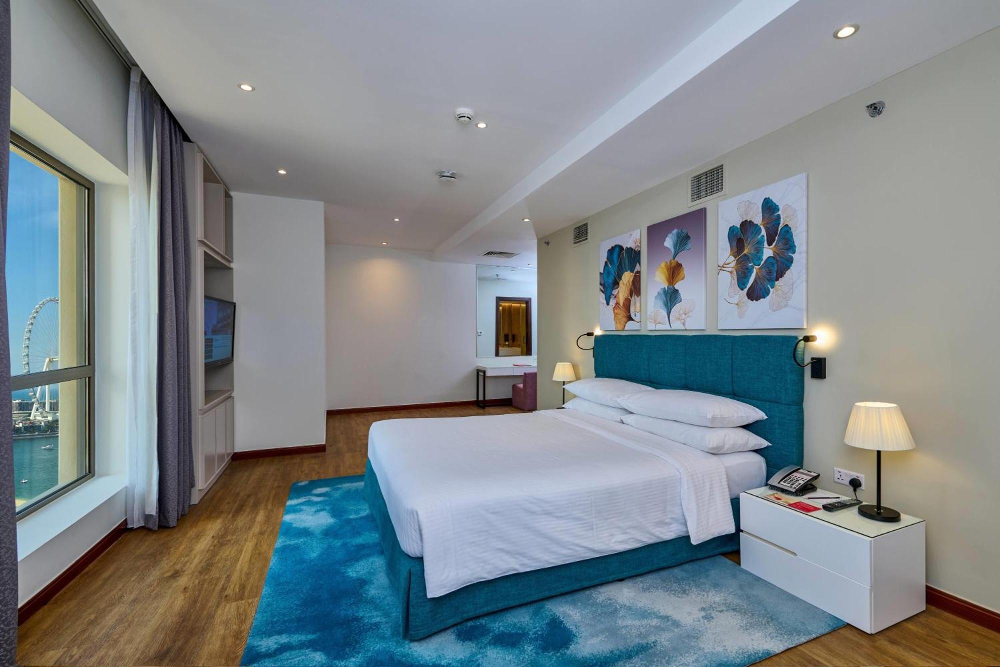 One-Bedroom King Suite with Partial Sea View