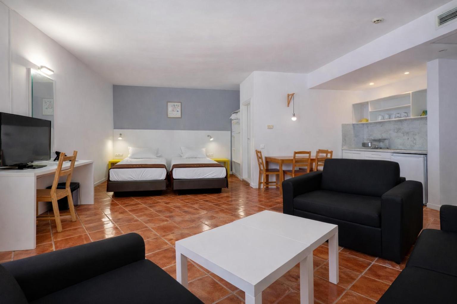 Family Room,1758415994:JPEG