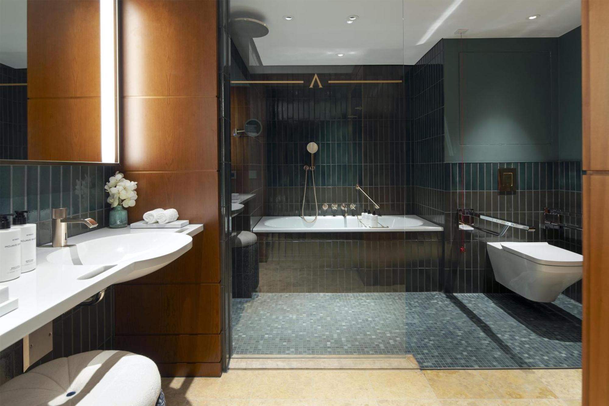 Deluxe King Room Mobility Accessible