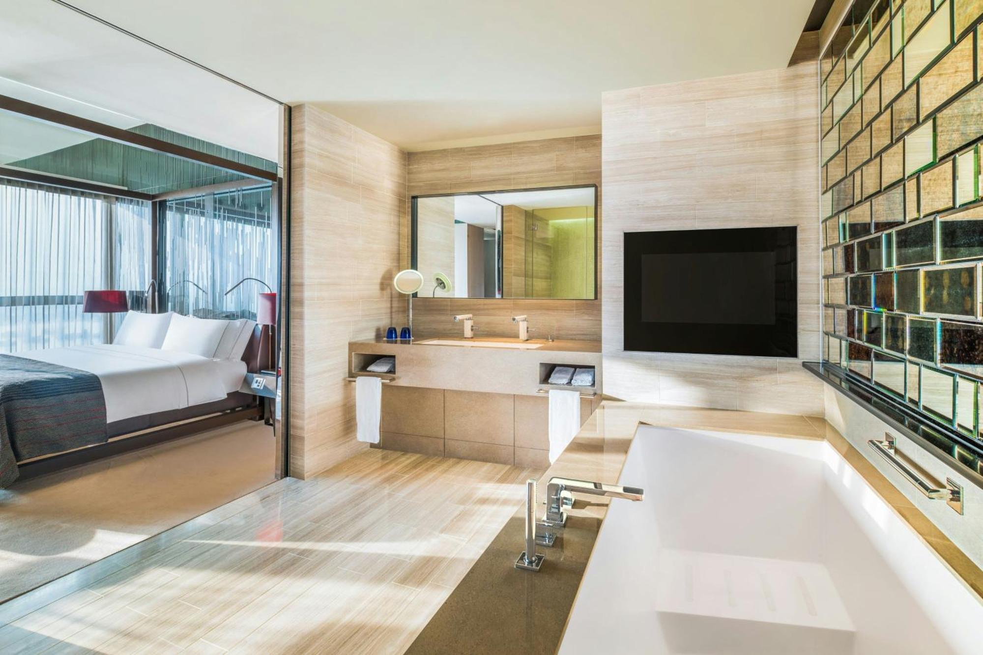 WOW King Suite Skyline View