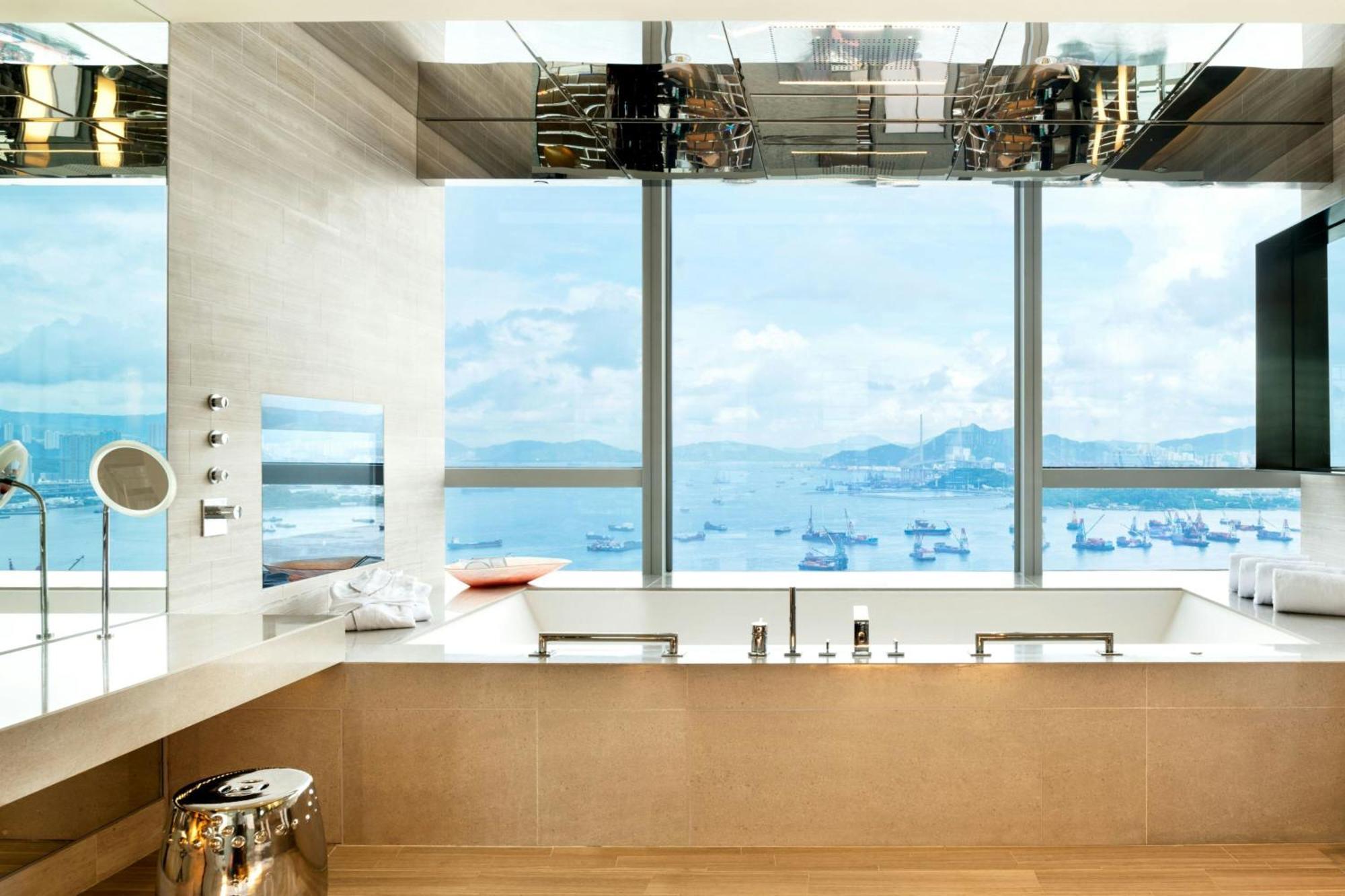 Extreme WOW King Suite Whirlpool Skyline View