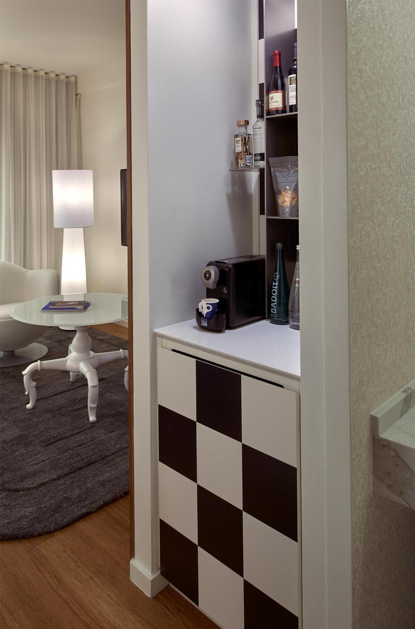 King Room Bath Tub Disability Access