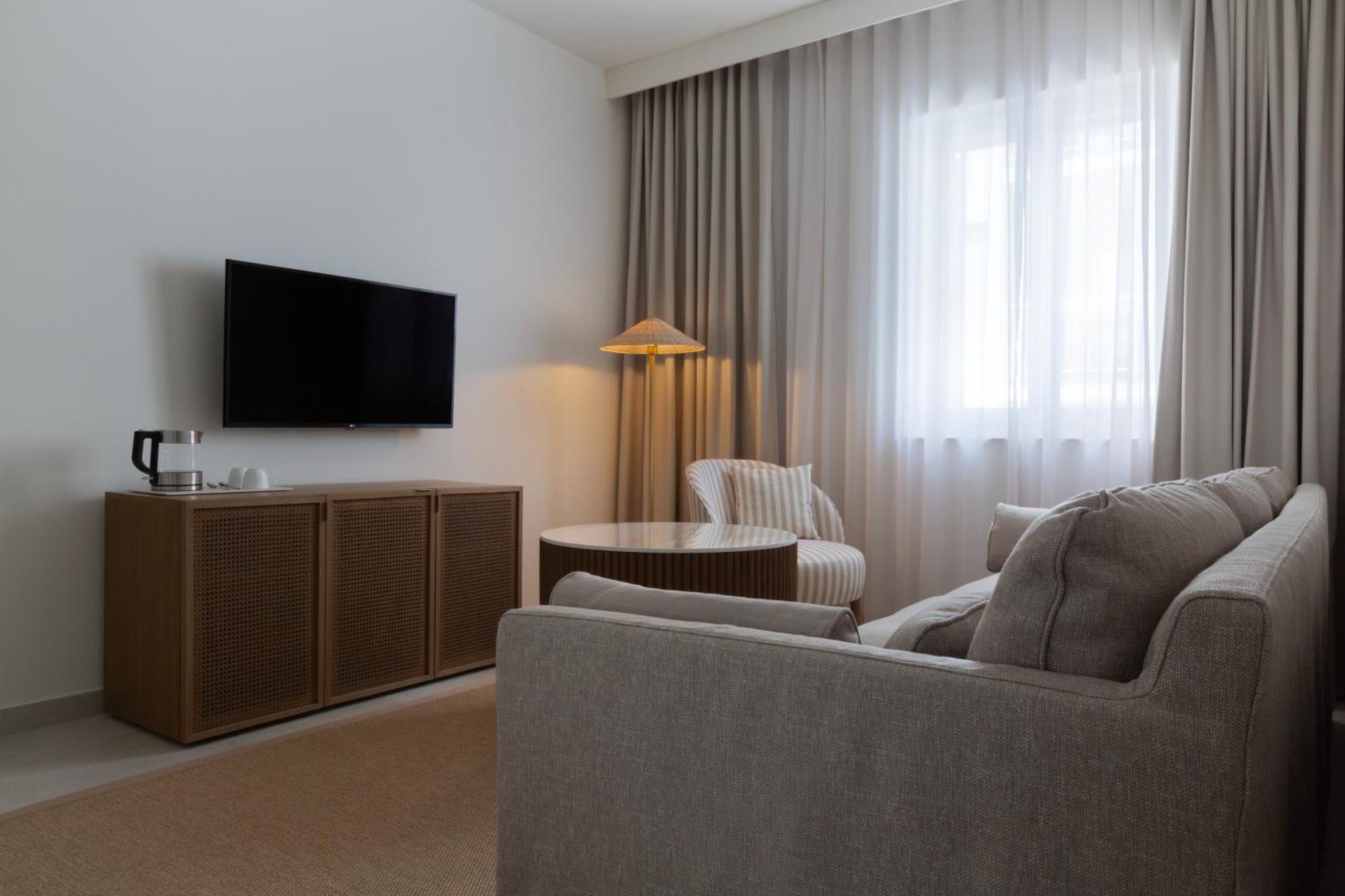 Junior Suite,1765193668:JPEG