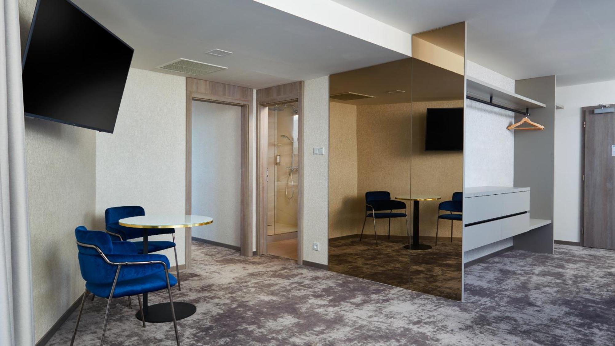 Executive Suite Pool Access