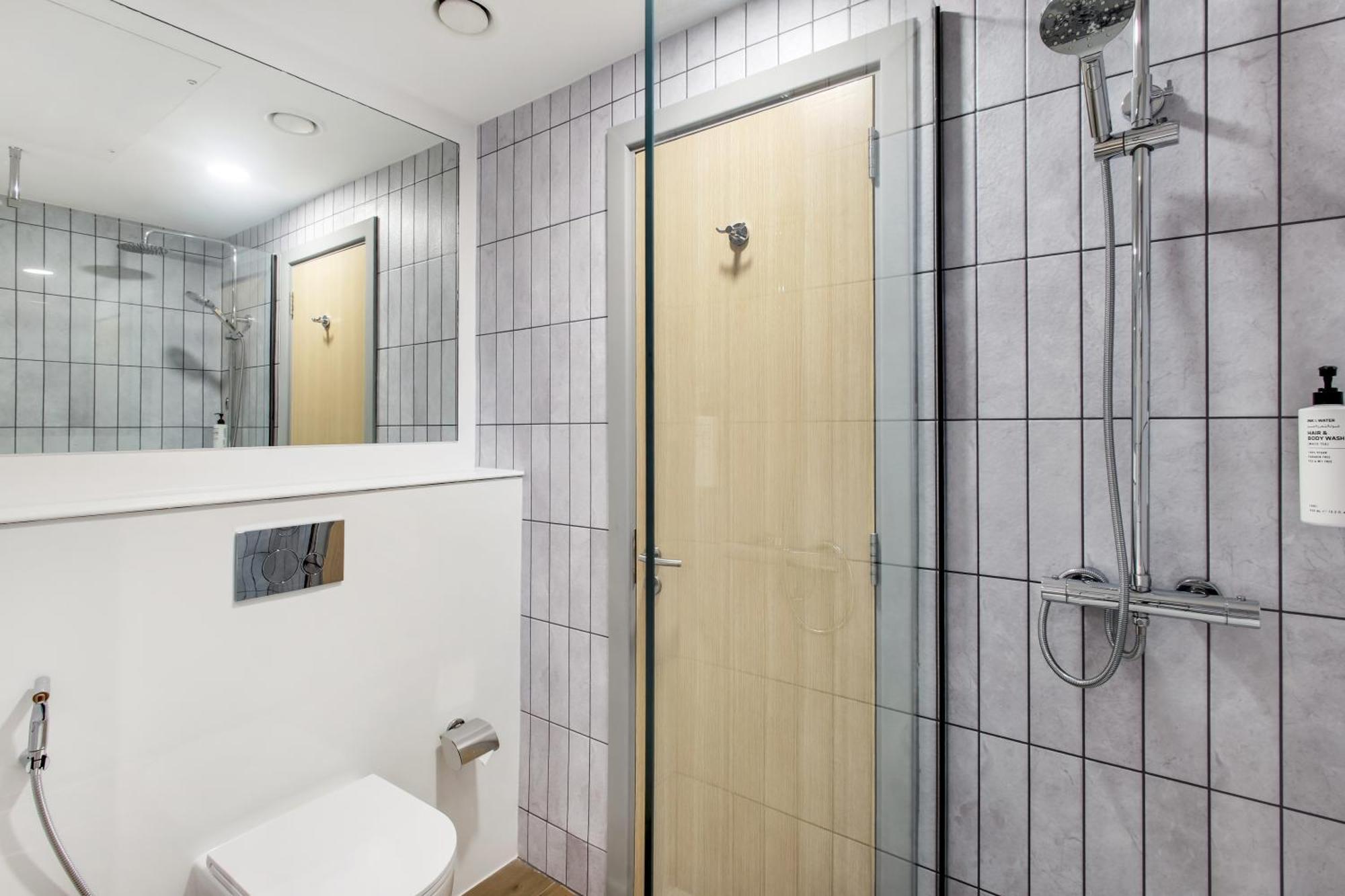 Non-Smoking New Style Double Room DXB Airport Shuttle Every 30min to T1&3