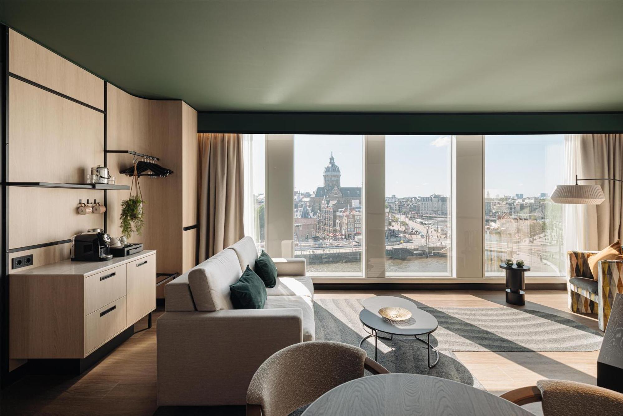 One-Bedroom Superior Suite City View