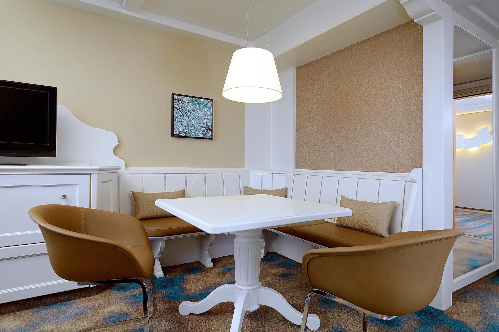 Junior Suite Club Lounge Access