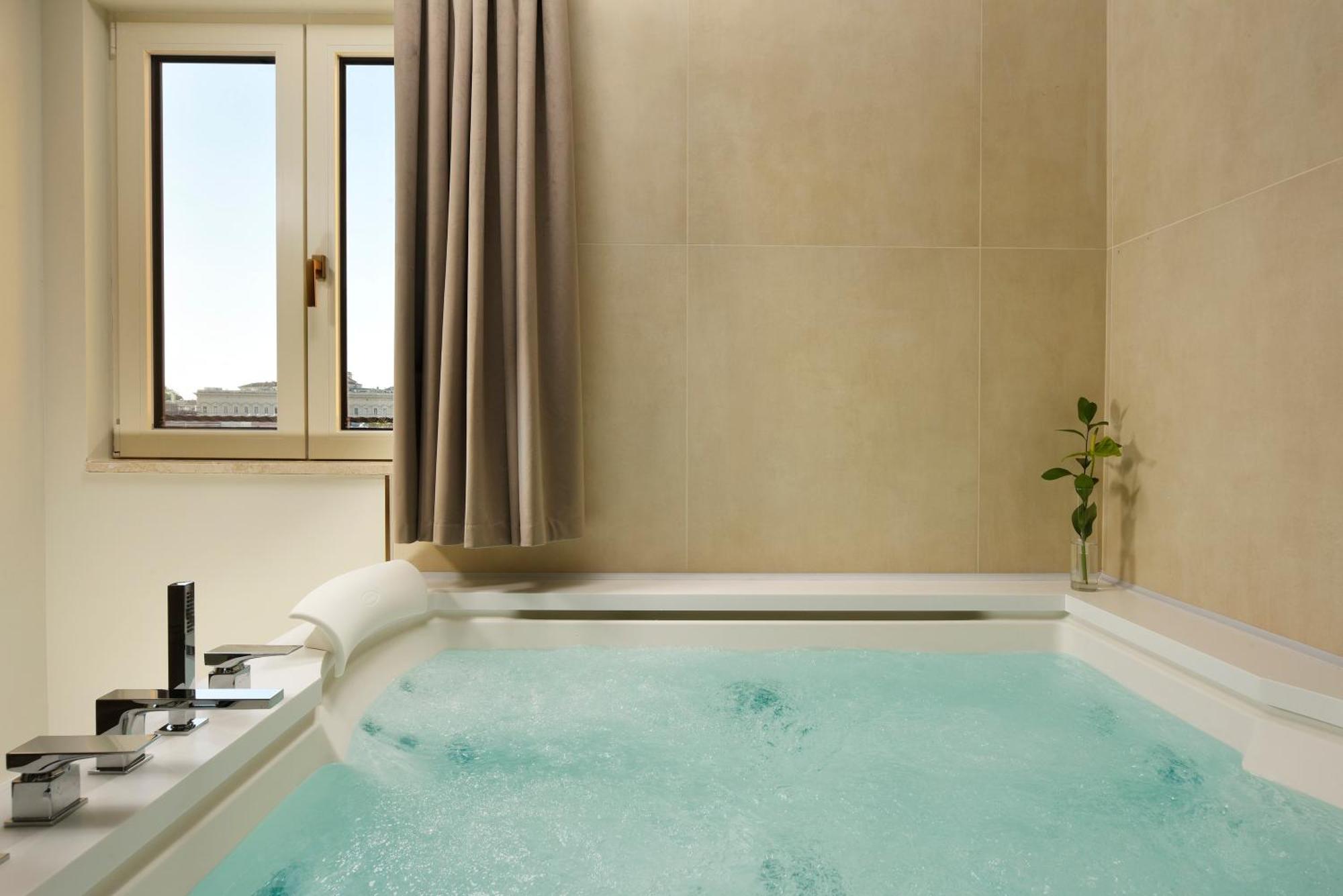 One Bedroom Suite Jacuzzi Balcony & Iconic Panoramic view