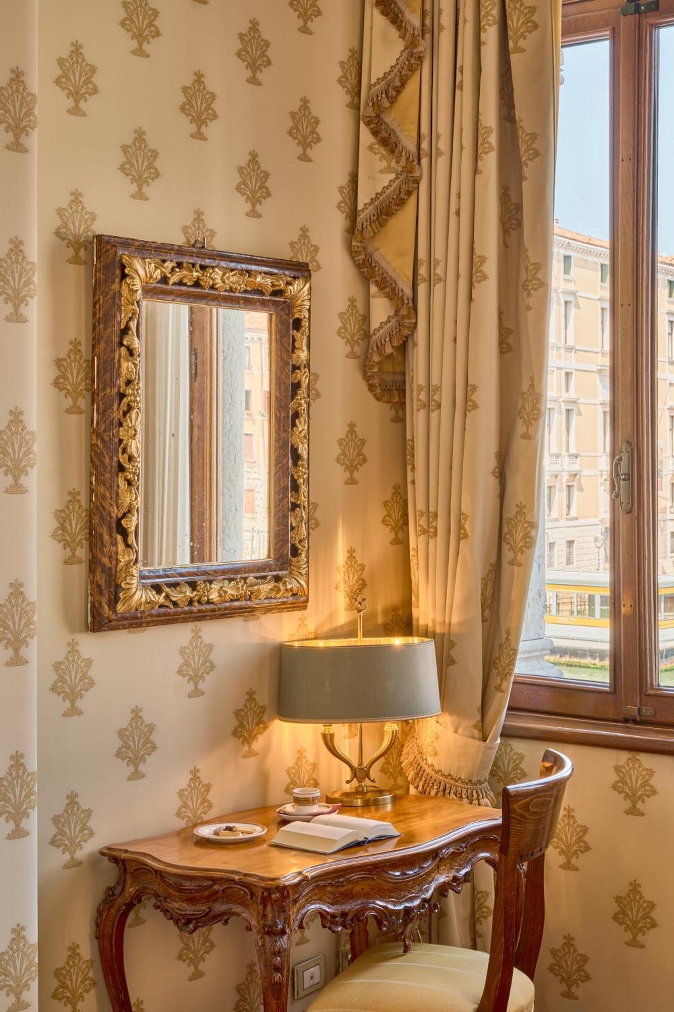 Junior Suite Grand Canal View Full