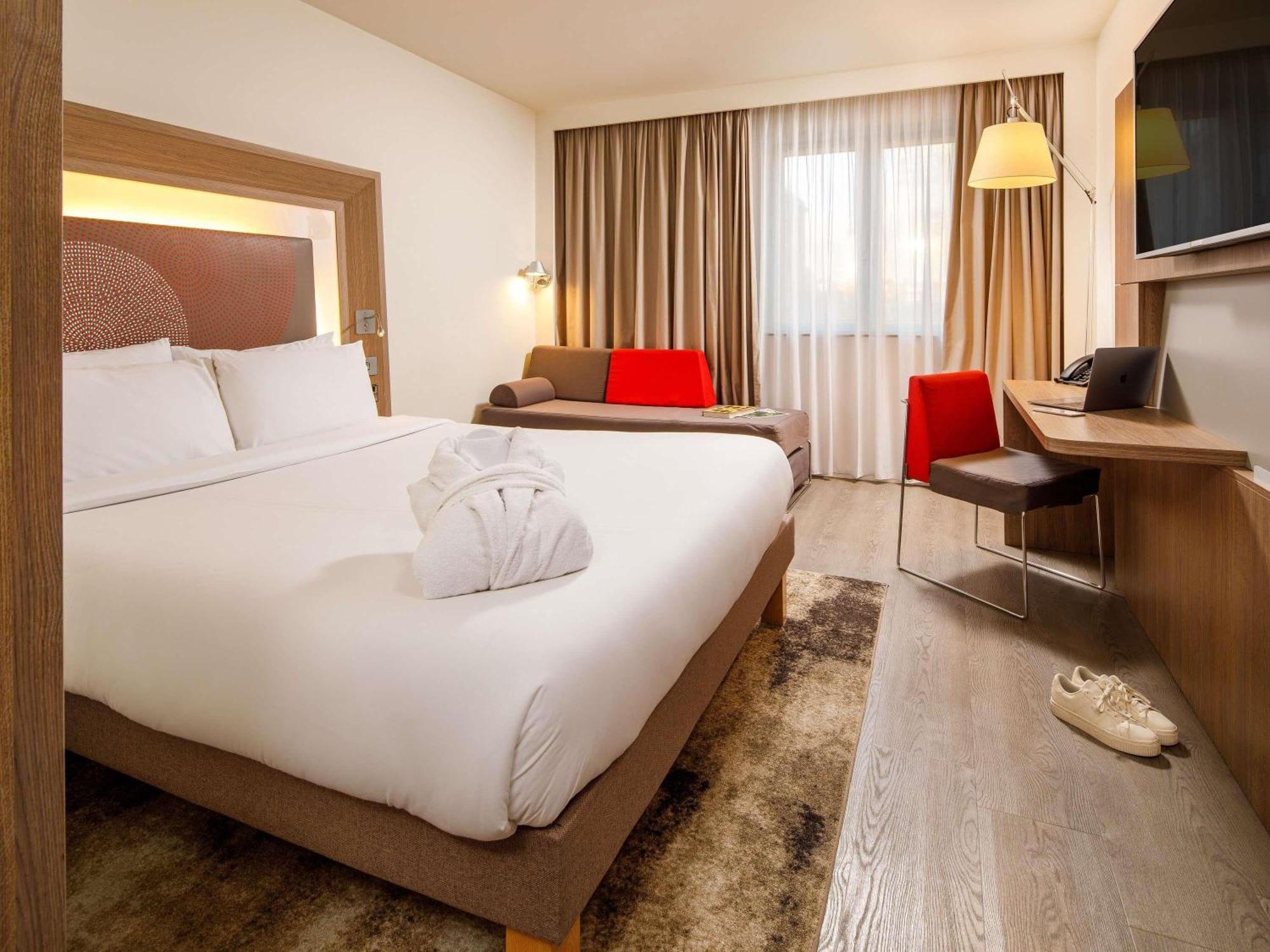 Superior Queen Room with Sofa Bed - Mobility Access