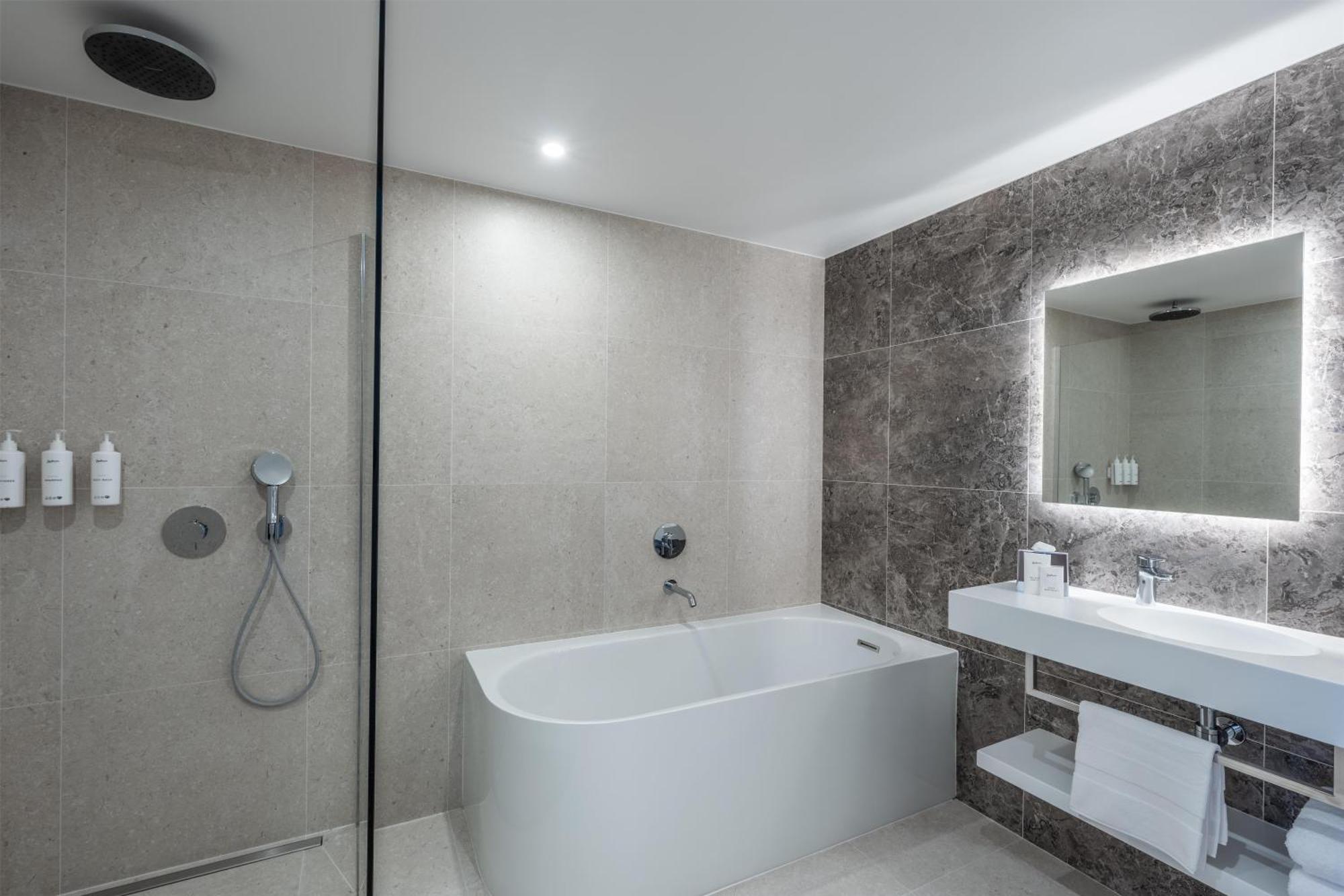 Juniorsuite med balkon og udsigt til haven