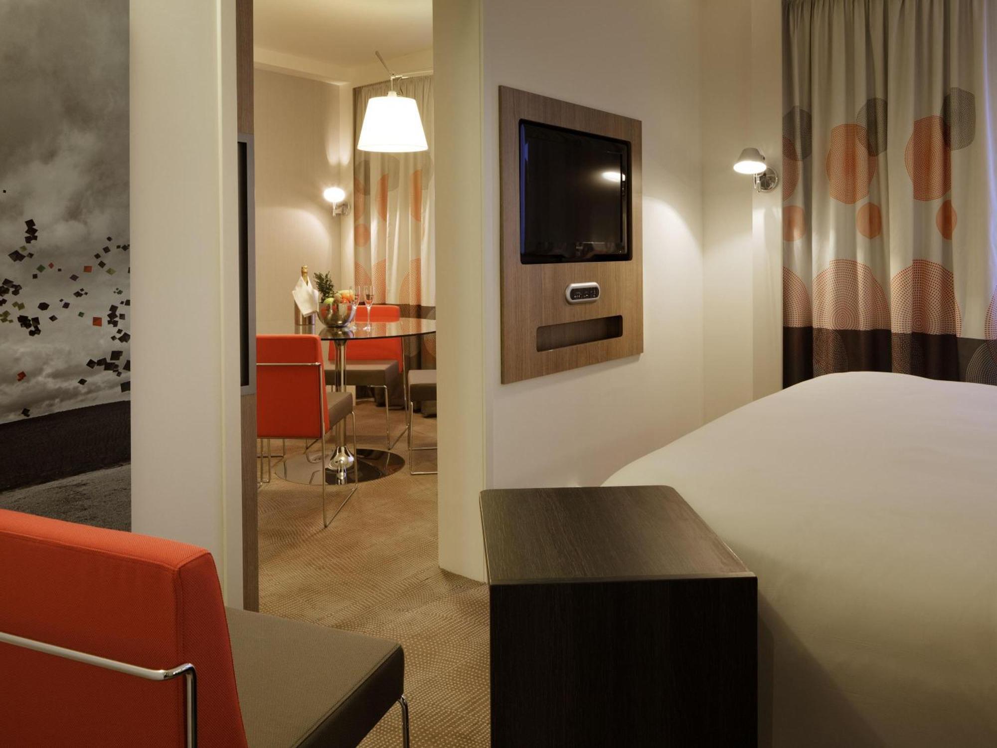 Executive Suite King size Bed Two Single Sofa Beds