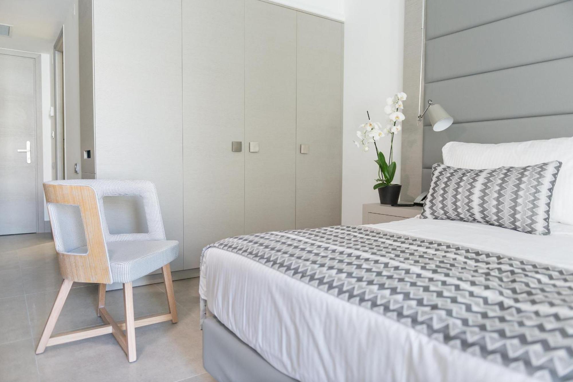 Junior Suite with Side Sea View and Sharing Pool - Annex