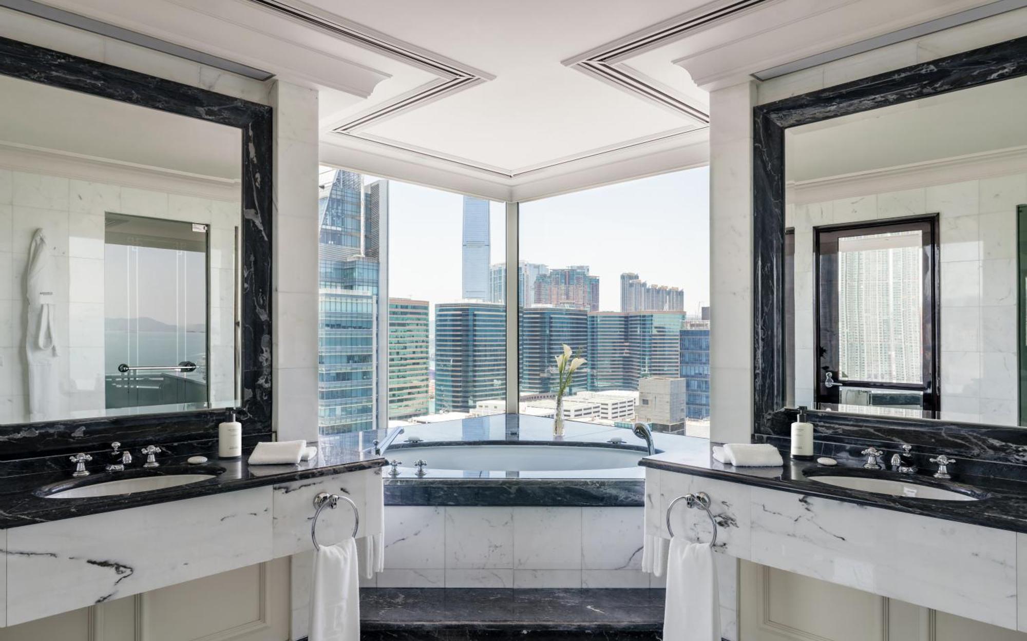 Deluxe Harbour View Suite