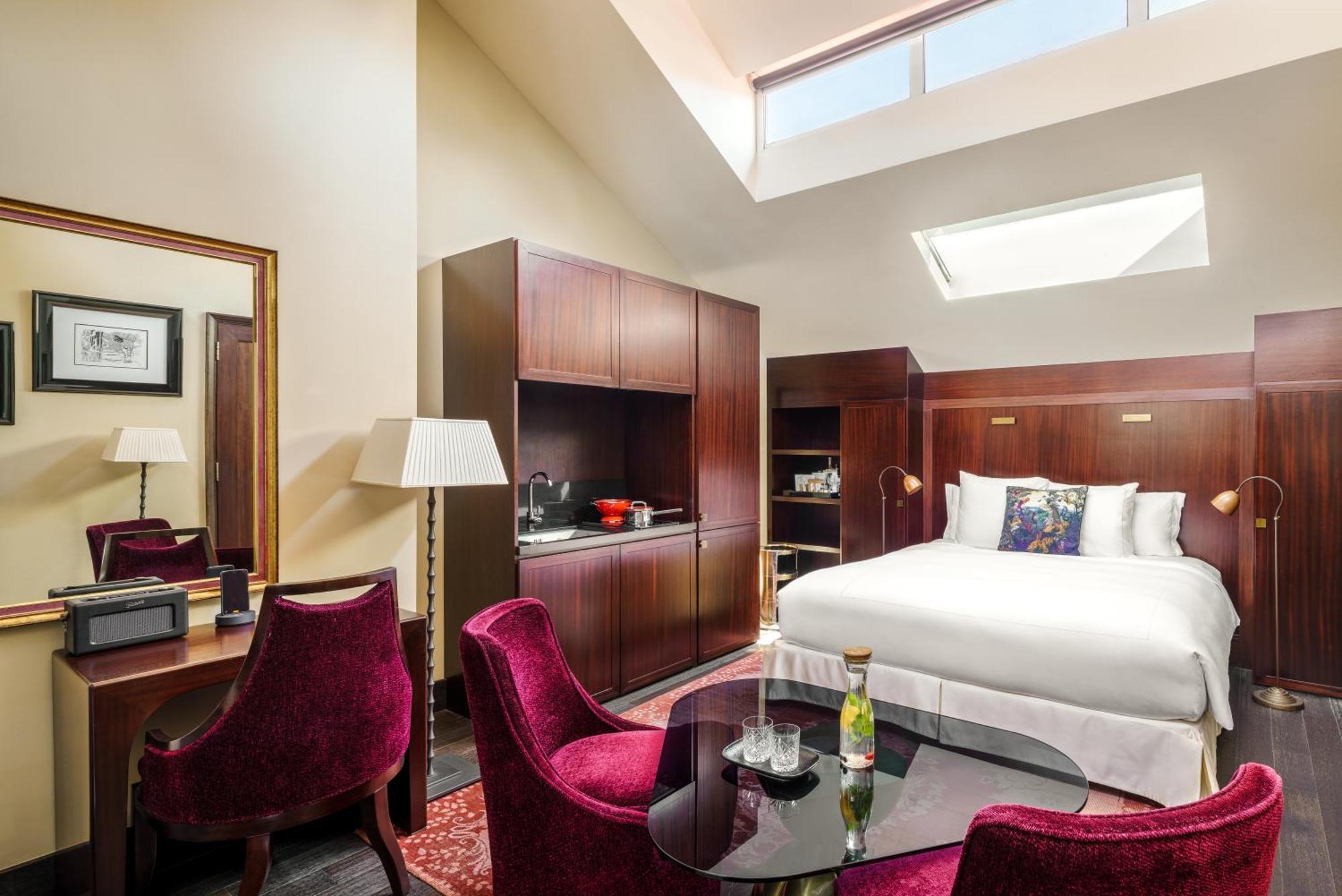 Executive Club Suite 1 King Top Floor Club Lounge Access Complimentary Cocktails & Snacks