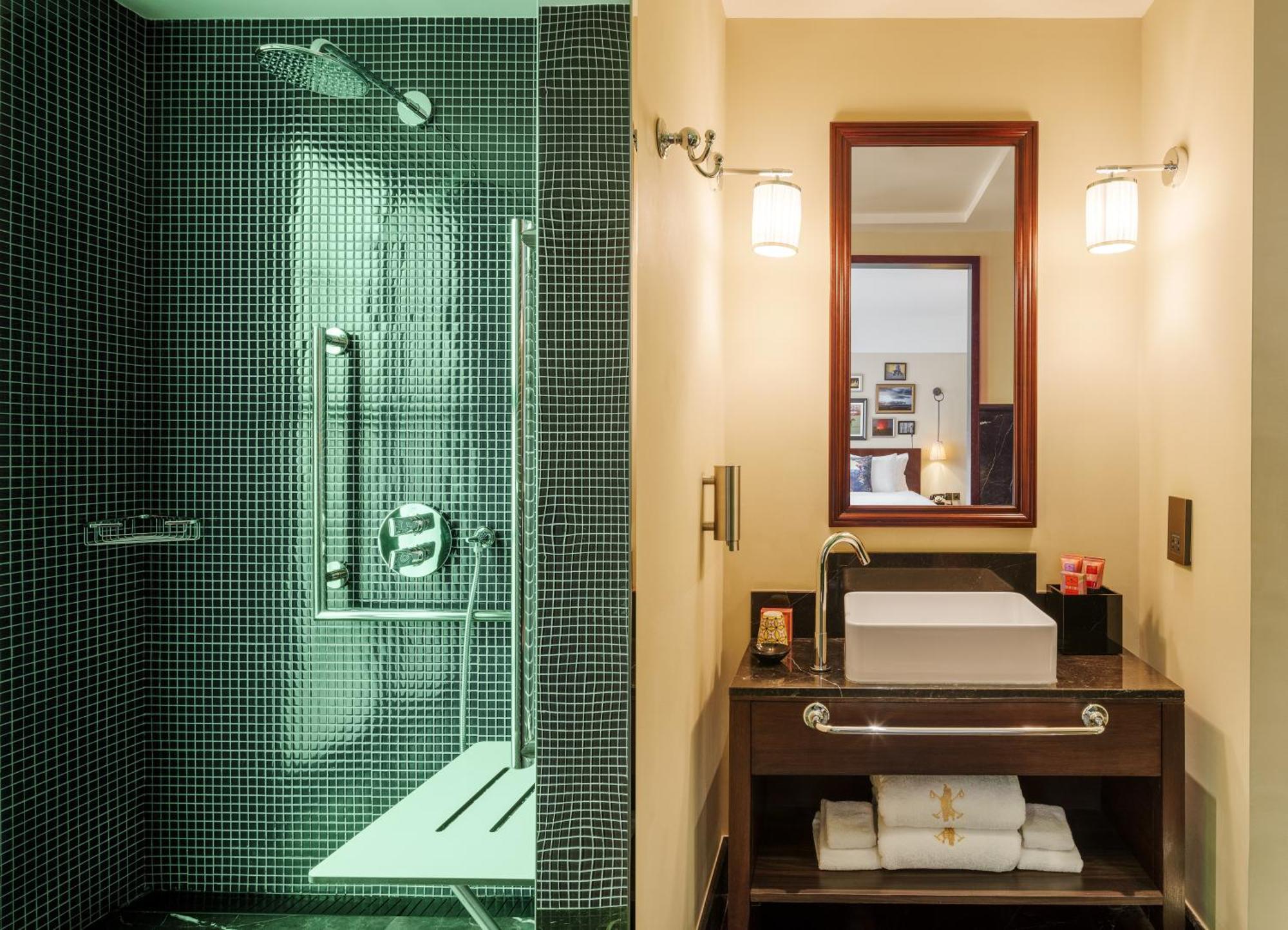 Deluxe Executive Guest Room 1 King Club Lounge Access Complimentary Cocktails & Snacks